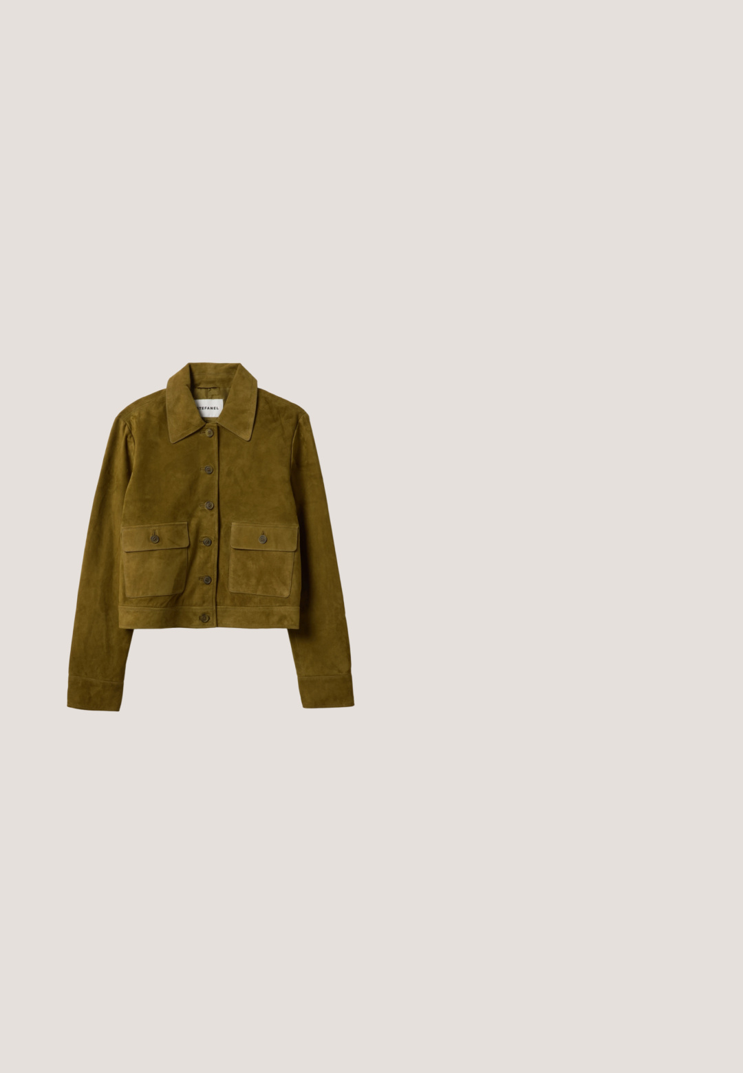 Chaqueta corta de ante color verde oliva con mangas largas, cuello puntiagudo, cierre de botones y dos bolsillos con solapa y botón en la parte delantera.; Camiseta de manga corta de color verde oliva con cuello en V, tela ligeramente texturizada y estilo ajustado y casual.; Pantalones casuales marrones con cintura elástica y cordón, piernas rectas y bolsillos laterales, exhibidos sobre un fondo blanco.; Zuecos de gamuza verde con una correa ancha y hebilla de metal, plantilla de corcho y suela de goma. Presenta un pequeño orificio de ventilación en la parte superior.; Bolso tote de cuero trenzado color verde oliva con asas redondeadas anudadas en ojales plateados, de pie sobre un fondo blanco.; Pulsera de cadena de oro con cuentas redondas y texturizadas, adornada con una piedra verde y pequeñas piedras claras, cierre ajustable con logo.