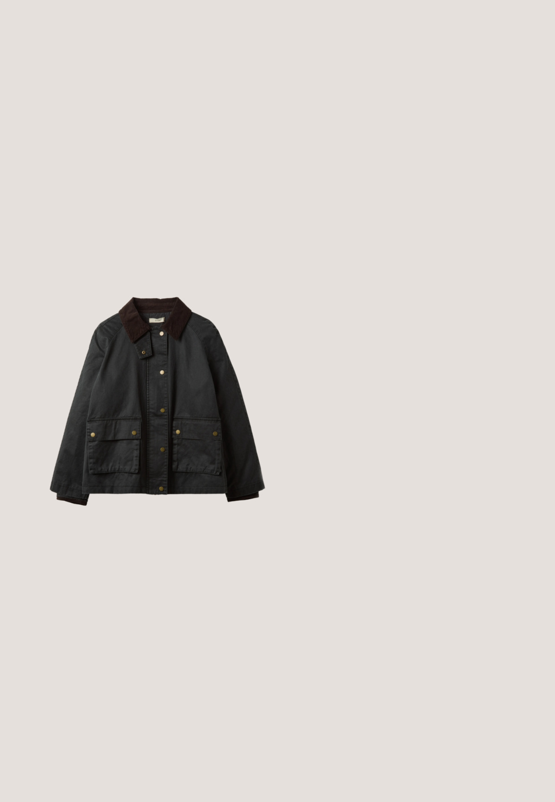 Dunkelgraue Jacke mit dunkelbraunem Kragen, Knopfleiste vorne und zwei Fronttaschen mit Druckknöpfen, auf weißem Hintergrund dargestellt.; Schwarz-weiß gestreiftes T-Shirt mit kurzen Ärmeln aus Baumwolle. Es verfügt über einen runden Halsausschnitt und eine bequeme Passform mit gleichmäßigen Streifen.; Schwarze, weit geschnittene Jeans aus Denim mit einem Zugbandbund, fünf Taschen und kontrastierenden Nahtdetails. Flacher Frontschnitt.; Schwarzer Lederstiefel bis zur Mitte der Wade mit niedrigem Absatz, rundem Vorderfuß und dekorativem Riemen mit Metallnieten und Ring um den Knöchel.; Schwarze rechteckige Sonnenbrillen mit dunklen Gläsern, aus glänzendem Kunststoff gefertigt. Mit dicken Rahmen und schlanken Bügeln, versehen mit dezenten Logodetails.; Schwarze Wildleder-Schultertasche mit breitem Riemen und halbmondförmigem Körper vor weißem Hintergrund.
