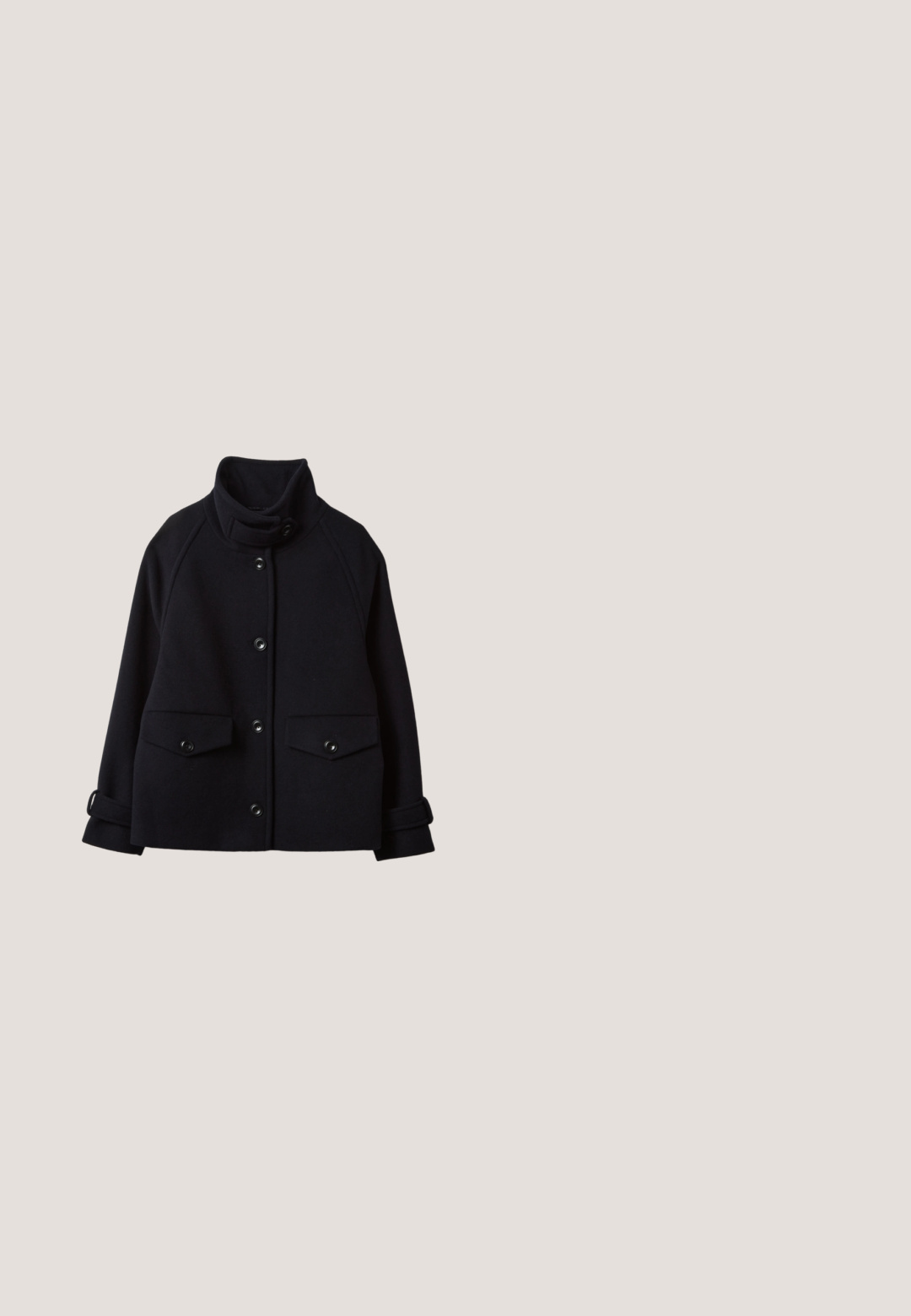 Schwarze Wolljacke mit hohem Kragen, Knopfverschluss vorne, Pattentaschen und verstellbaren Manschetten an langen Ärmeln.; Marineblauer Cardigan aus einem weichen Material, mit Rundhalsausschnitt, langen Ärmeln und knöpfbarem Vorderteil mit passenden Knöpfen.; Marineblaues Langarmshirt mit Rundhalsausschnitt und kleinem rundem Logo auf der linken Brustseite, flach auf weißem Hintergrund präsentiert.; Marineblaue, weit geschnittene Hosen aus einem glatten Material mit flachem Bund, Gürtelschlaufen und einem taillierten Schnitt für einen strukturierten Look.; Marineblauer Loafer aus strukturiertem Leder mit niedrigem Absatz und klassischem Penny-Riemen, seitlich auf weißem Hintergrund dargestellt.; Große marineblaue Tote-Tasche mit braunen Ledergriffen und kleinem goldenen Logo in der Mitte vorn, vor weißem Hintergrund.