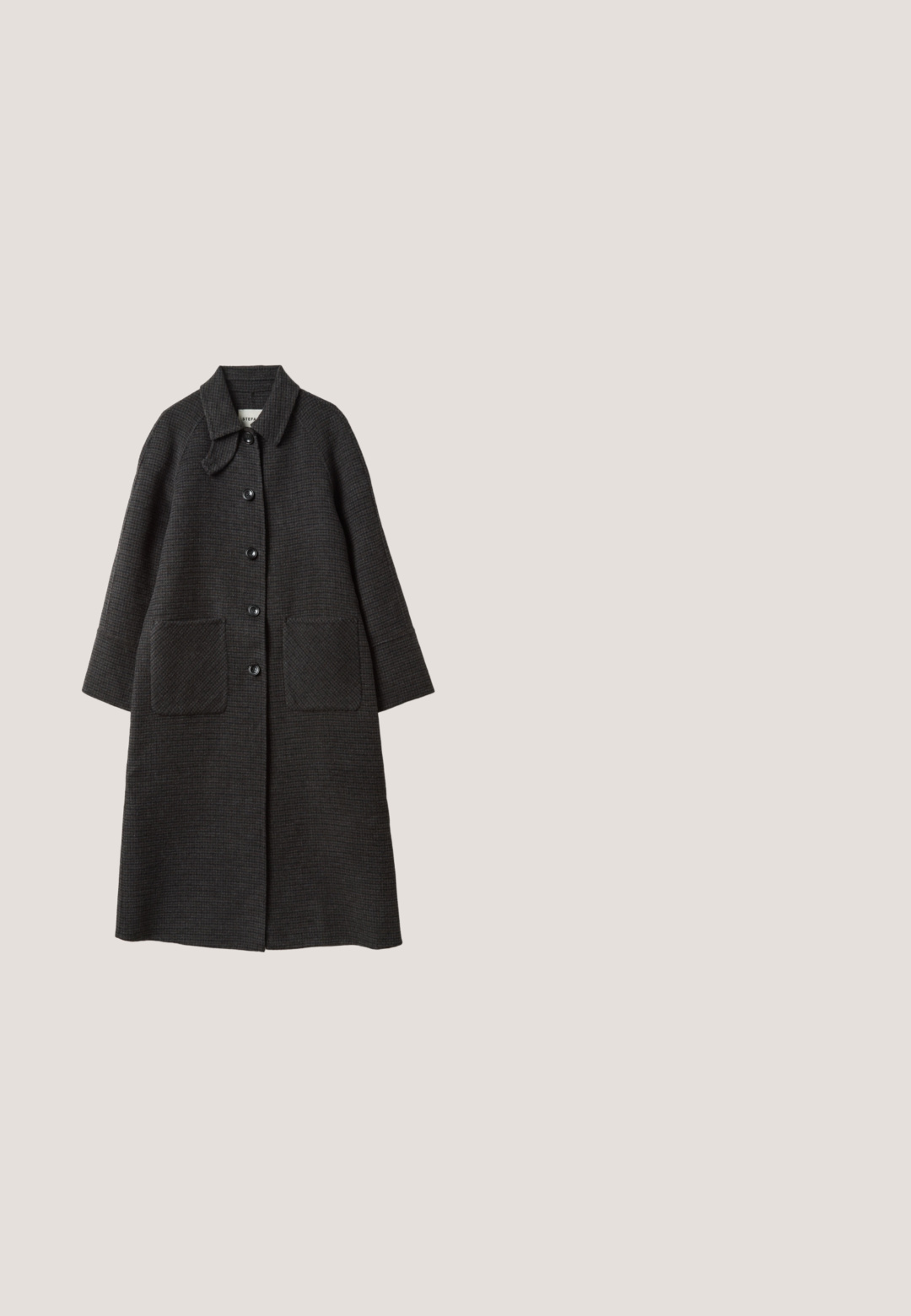 Abrigo largo gris oscuro con tejido texturizado, cuello, cinco botones delanteros y dos grandes bolsillos delanteros.; Cardigan de punto gris oscuro con escote en forma de V, cierre de cinco botones, puños y dobladillo acanalados, textura suave y un ajuste relajado.; Camiseta blanca lisa de manga corta con cuello redondo, extendida y sin patrones ni logotipos visibles.; Pantalones grises texturizados de corte relajado, con cierre de botón, bolsillos laterales y detalles de costura vertical a lo largo de las piernas.; Mocasines grises de felpa con suela de goma negra. Una correa decorativa con herrajes plateados en la parte superior. Detalles de cuero suave en el talón.; Bolso de mano de cuero negro con textura, con largas correas para el hombro y un pequeño logo plateado en el centro delantero.
