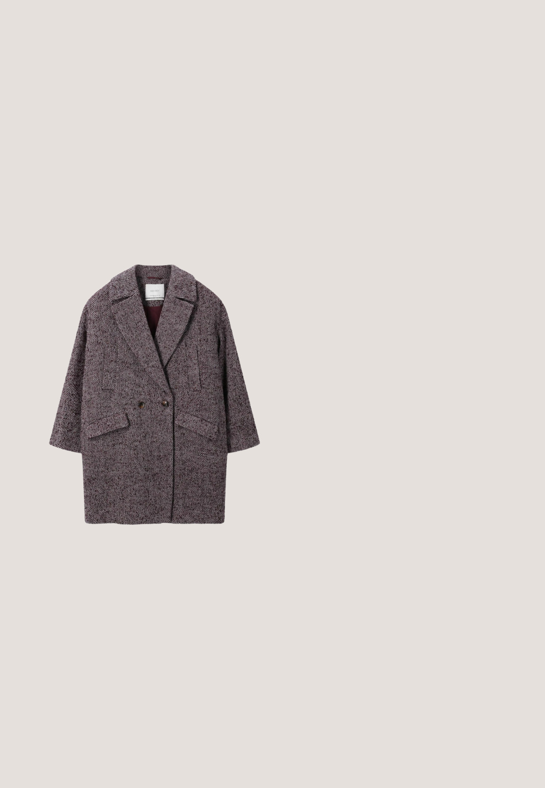 Manteau à motif pied de poule dans des nuances de bordeaux et de gris, à double boutonnage avec grands revers, deux poches avant et coupe lâche.; Robe maxi violet sans manches avec des motifs floraux foncés et des détails de tissu froncé, présentée à plat sur fond blanc.; Chaussure à talon haut en cuir verni bordeaux avec un bout pointu et un talon effilé, présentant une texture lisse et un design minimaliste.; Lunettes de soleil bordeaux avec une forme œil de chat, des verres dégradés, des accents en métal doré sur les branches et des montures en plastique lisses.; Sac à main en cuir bordeaux au grain lisse et brillant, doté d'une bandoulière chaîne dorée et d'un rabat de fermeture avec logo visible.; Boucles d'oreilles pendantes avec perles rondes violet foncé, ovales texturées, dorées et irrégulières brun foncé ressemblant à des pierres, empilées verticalement.