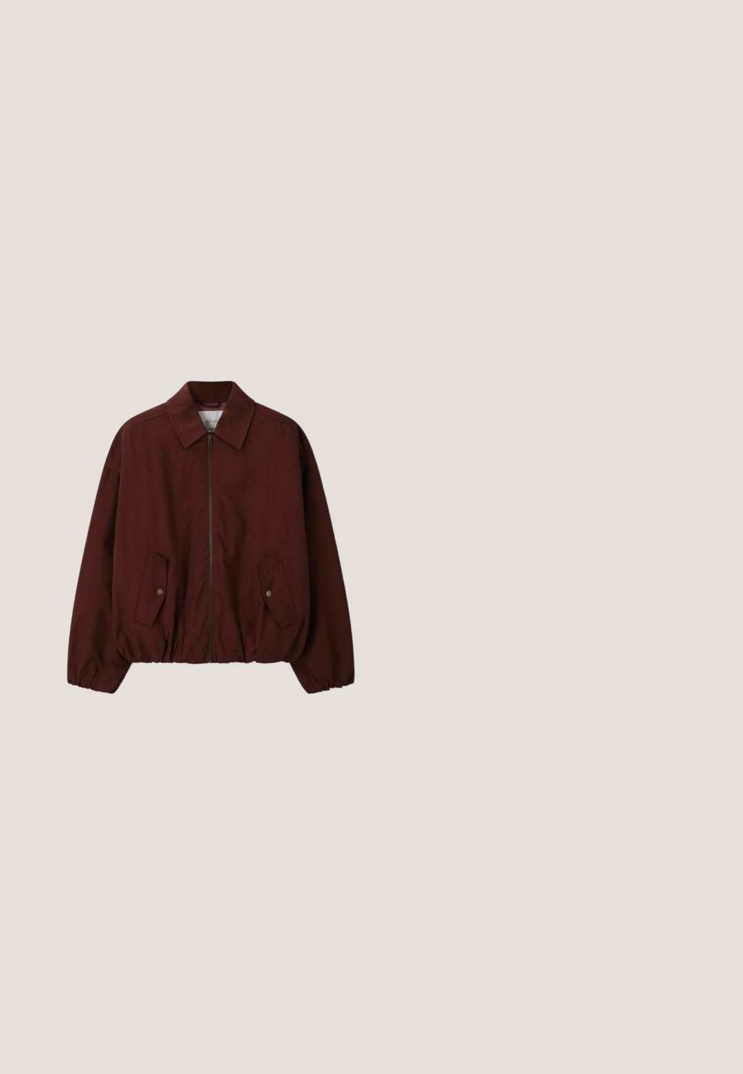 Veste marron foncé à manches longues avec col, poignets et ourlet élastiqués, vue de dos sur fond blanc.; Sweat à capuche marron foncé avec poche avant et texte « New York Hotel » en blanc sur le côté gauche de la poitrine.; T-shirt bleu marine à manches courtes avec le texte blanc "Custom Superdry Montauk LI." et un graphique de homard sur le devant.; Jean large en imprimé léopard marron et beige. Fabriqué en denim, avec une conception classique à cinq poches et des accents en métal.; Chaussure de sport noire avec une tige en tissu lisse, arborant un logo blanc audacieux sur le côté, des accents texturés et une semelle en caoutchouc blanche.; Sac bandoulière texturé vert olive avec une large sangle ajustable comportant le nom de la marque embossé et une fermeture éclair sur le dessus.