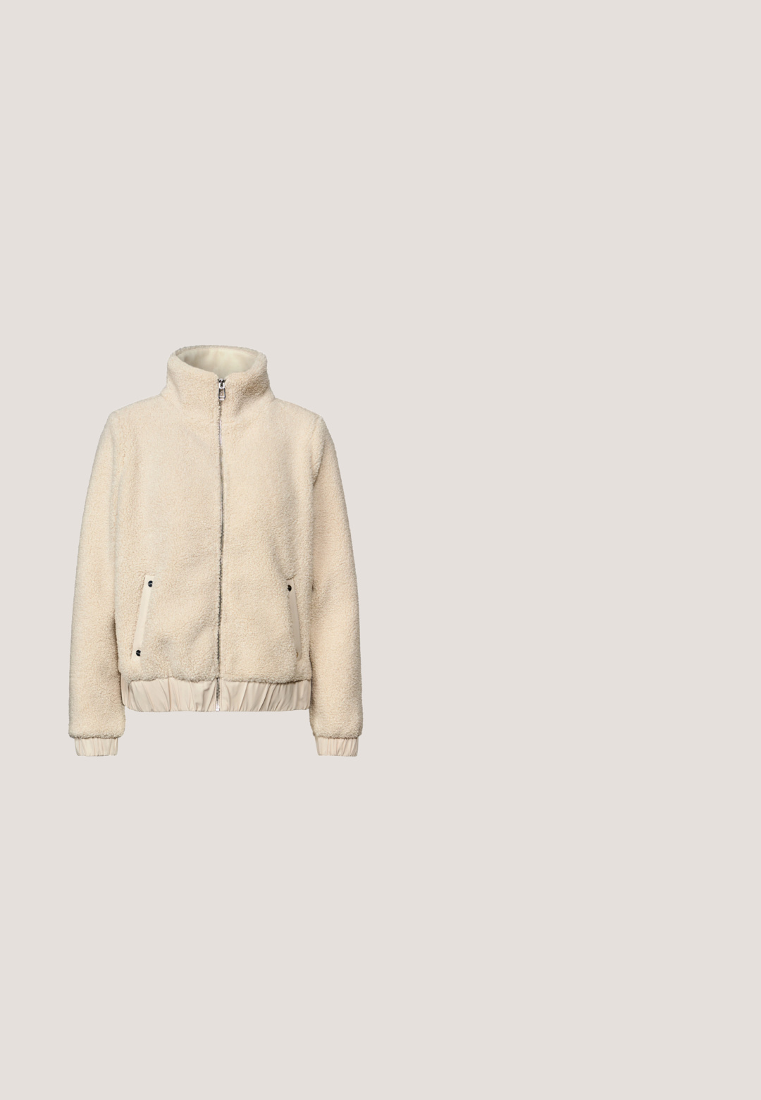 Crème-kleurige fleecejas met een hoge kraag, voorrits en geribbelde boorden. Voorzien van zijzakken met contrasterende accenten. Zachte textuur.; Licht beige jas met rits, lange mouwen, opstaande kraag, steekzakken en subtiel logo op de borst, afgebeeld tegen een witte achtergrond.; Crèmekleurige top met korte mouwen, col en decoratieve stikseldetails langs de schoudernaden, getoond op een witte achtergrond.; Lichtroze uitlopende broek met een brede tailleband en een gladde textuur. Heeft een schoon, gestroomlijnd ontwerp zonder extra versieringen.; Lichtroze sportschoenen met een ademend mesh bovenwerk, gedetailleerde textuur en een dikke witte zool met een golvend patroon en een trekkoordje.; Zacht roze, gewatteerde nylon tas met een gebogen silhouet, brede handgreep en een ritssluiting. Minimalistisch logo detail in zilverkleurige hardware.