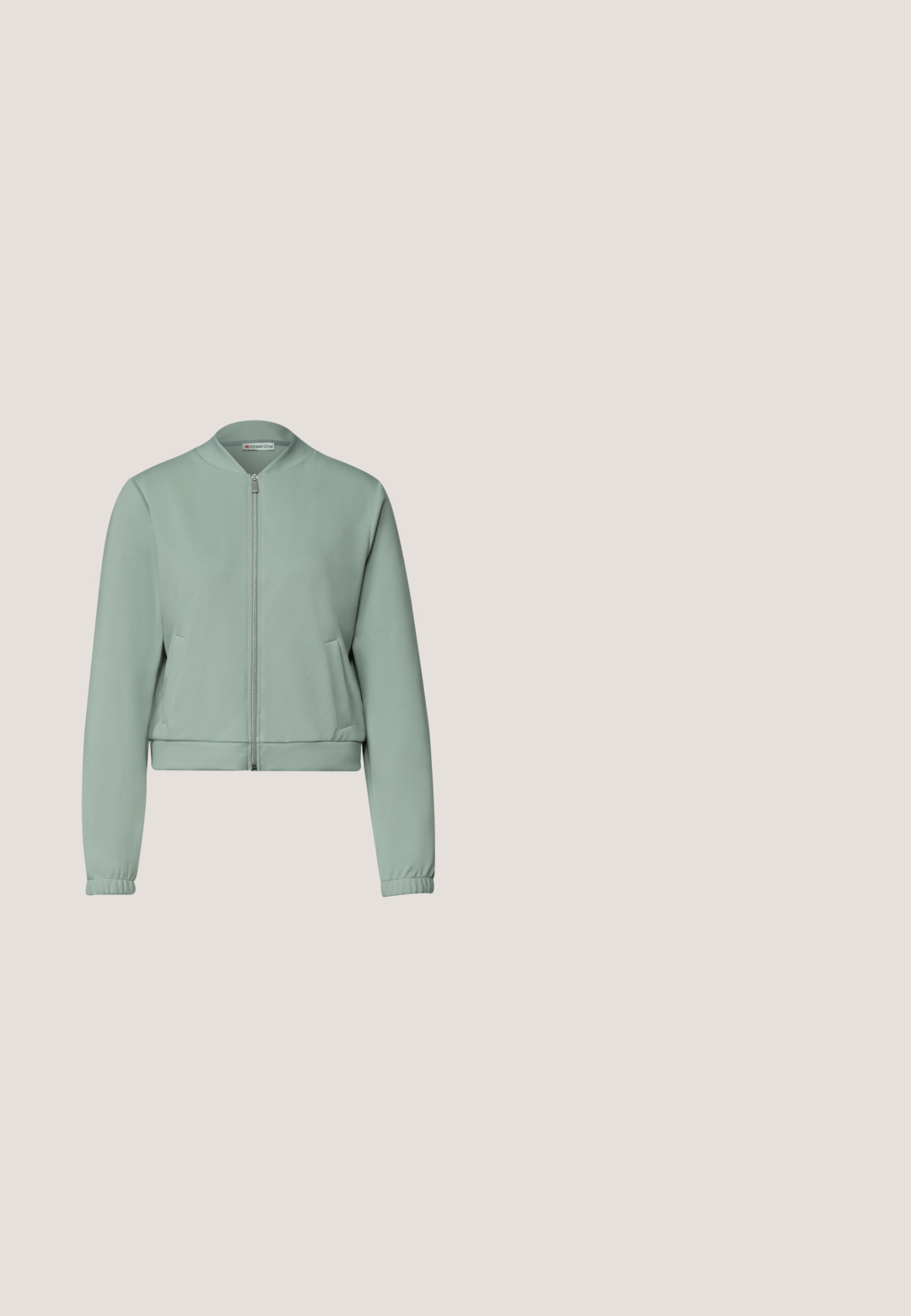 Veste bomber vert clair avec fermeture éclair sur le devant, deux poches latérales, poignets élastiques et col court.; Robe longue et légère avec un motif floral en bleu sarcelle et blanc. Elle a un col haut, des manches longues et un ourlet décoratif doré.; Chaussure pour femme en daim vert clair avec bride arrière, talon kitten bas et incurvé, et bout pointu.; Lunettes de soleil avec monture bleu clair et verres rectangulaires dégradés violet, centrées sur un fond blanc.; Petit sac à main rectangulaire en cuir vert clair avec double poignée, ferrures dorées et bandoulière amovible.; Bracelet avec de petites perles vertes et des anneaux dorés espacés régulièrement, fixé par un fermoir mousqueton doré et une chaîne réglable.