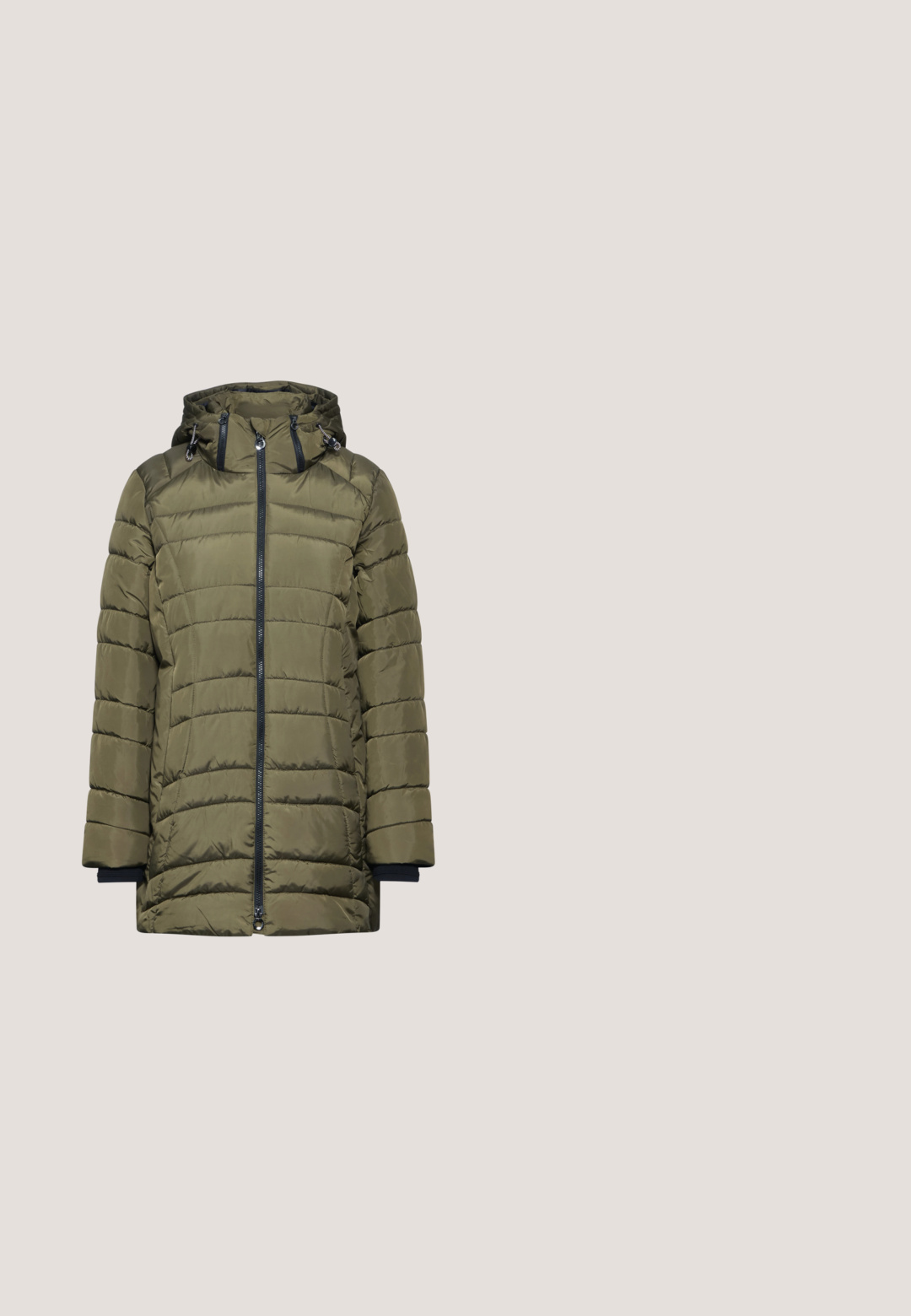 Veste matelassée vert olive avec capuche, présentant un zip à l'avant, une texture piquée horizontale et des poignets côtelés pour plus de chaleur.; Sweat à capuche noir style pullover avec poche kangourou, poignets côtelés et coupe décontractée.; Karen by Simonsen KBNOOMA SOLID TEE - T-shirt basique - meteorite; Pantalon noir à jambes larges avec taille élastique et cordon orné de perles en bois, présenté sur un fond blanc.; Marco Tozzi Bottines à plateau - black; Collier délicat en chaîne d'or avec de petites perles carrées rouges, blanches et violet clair disposées le long de la partie inférieure.