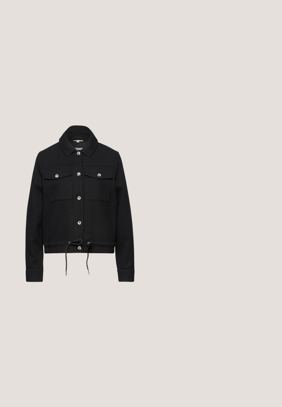 Chaqueta negra hecha de un material texturizado, con un cuello, cierre frontal abotonado, dos bolsillos en el pecho y un cordón ajustable en el dobladillo.; Camiseta de manga larga a rayas blancas y negras con cuello redondo. La tela parece suave y ligeramente texturizada, con un patrón de rayas uniforme.; Jeans de pierna ancha negros hechos de denim, con una cintura alta, cinco bolsillos, un ligero desgastado y detalles de costura a lo largo de las costuras.; Zapato de barco de cuero negro con un diseño de mocasín, puntera redondeada, costuras decorativas y una suela de goma texturizada con tacos.; Bolso de mano de cuero negro suave con correa de hombro ajustable y herrajes dorados, mostrando el logo de Emily & Noah en la parte inferior central.; Delicado collar de cadena de plata con siete piedras preciosas redondas y transparentes distribuidas uniformemente, con cierre de langosta y un pequeño colgante circular cerca del cierre.