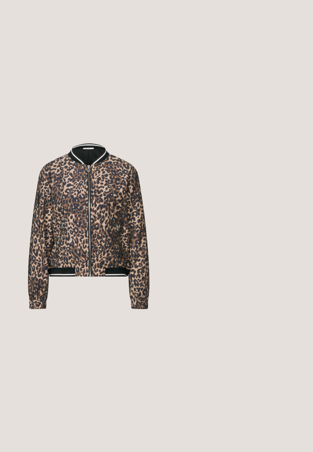 Chaqueta bomber corta de estampado de leopardo en tonos marrones y negros, con cierre de cremallera, cuello y puños acanalados con franjas blancas.; Camiseta de manga larga con cuello alto en un estampado de leopardo marrón y crema, con un diseño ajustado y tela suave y elástica.; Falda lápiz negra hasta la rodilla con corte recto y cierre lateral con cremallera.; Zapatillas de leopardo con acentos de cuero negro, herrajes dorados, parte superior texturizada y suela gruesa color crema. Cuenta con cordones y logo de la marca.; Bolso bandolera rectangular con estampado de leopardo, correa negra ajustable, detalles metálicos en tono dorado y pequeño logo en el frente.; Collar de metal en tono dorado que presenta un diseño de cadena gruesa, textura suave y un cierre hexagonal con una cadena ajustable.