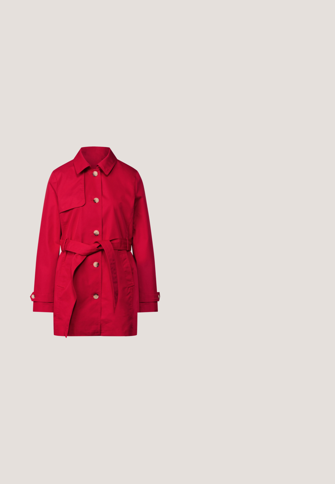 Trench coat rojo fabricado en material ligero, con cuello puntiagudo, botones frontales, bolsillos laterales y un cinturón en la cintura para ajustar.; Mono rojo con diseño sin mangas, que presenta franjas laterales blancas, un cuerpo ajustado y un cierre de cremallera en la parte trasera. Textura de tela suave.; Bailarinas de cuero rojo con punta cuadrada, lazo decorativo en la parte delantera y un tacón bajo y redondeado. Textura suave y diseño simple.; Gafas de sol ovaladas rojas con lentes negras y un emblema dorado de león en la patilla, exhibidas sobre un fondo claro y neutro.; Bolso de mano de cuero rojo con una forma estructurada, que presenta una prominente letra "M" dorada en la parte delantera y detalles metálicos dorados.; Pulsera de cadena de oro con tres charm de mariquitas rojas y negras distribuidas uniformemente, un cierre redondo dorado y una cadena ajustable.