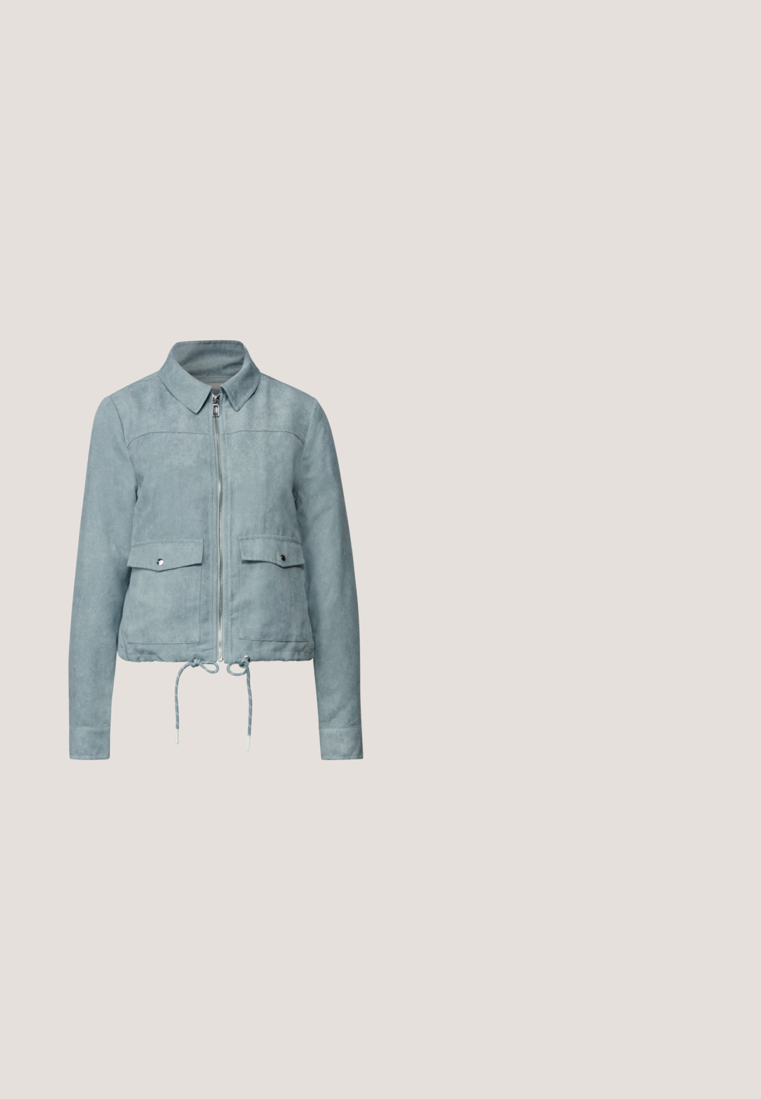 Helle blaue Cordjacke mit Frontreißverschluss, zwei Klappentaschen, Kragen, langen Ärmeln und einem verstellbaren Kordelzugsaum.; Hellblaue Bluse mit kurzen Ärmeln, rundem Ausschnitt, elastischem Saum und abgestepptem Detail entlang der Schulternähte, mit dem Etikett "CECIL" im Krageninneren.; Helle graue weit geschnittene Hosen aus glattem Stoff, mit einem vorderen Knopfverschluss und zwei seitlichen Taschen.; Hellblaue Wildlederschuhe mit weißen Akzenten, strukturierten Seiten und einer runden Zehenpartie. Sie verfügen über flache Schnürsenkel und eine Gummisohle.; Handtasche aus Leder mit Krokodilmuster in sanftem Blau, mit abgerundeter Form, verstellbarem Schulterriemen und goldfarbenen Metallakzenten.; Silberne Halskette mit einem tropfenförmigen Anhänger in Türkis, strukturierte Oberfläche mit polierter Silberfassung.