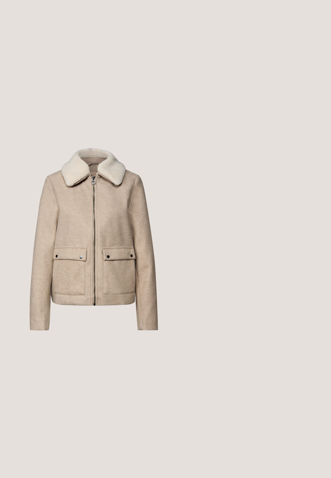 Beige Wollmischungsjacke mit einem Lammfellkragen, Frontreißverschluss und zwei Klapptaschen. Besitzt eine glatte Textur und ein strukturiertes Design.; Helles Cremesweatshirt mit lockerem Strick, runder Ausschnitt und langen Ärmeln. Gerippter Saum und Bündchen; strukturierter Stoff über den Körper.; Weißes geripptes T-Shirt mit kurzen Ärmeln und Rundhalsausschnitt, mit einer figurbetonten Passform und weicher Textur, geeignet zum Layering oder für den Freizeitlook.; Weite blaue Denim-Jeans mit einem verblassten Waschung, Knopfverschluss und Fünf-Taschen-Design. Merkmale sind gerade und lockere Passform.; Beige Wildleder-Ankle-Boots mit einer weichen Innenfutter aus Fell, seitlichem Reißverschluss und einer kontrastierenden hellen Gummisohle mit strukturierten Details.; Handtasche aus cremefarbenem Leder mit zwei kurzen Griffen und einem abnehmbaren, gemusterten Schulterriemen. Verfügt über eine strukturierte Oberfläche und goldfarbene Akzente.