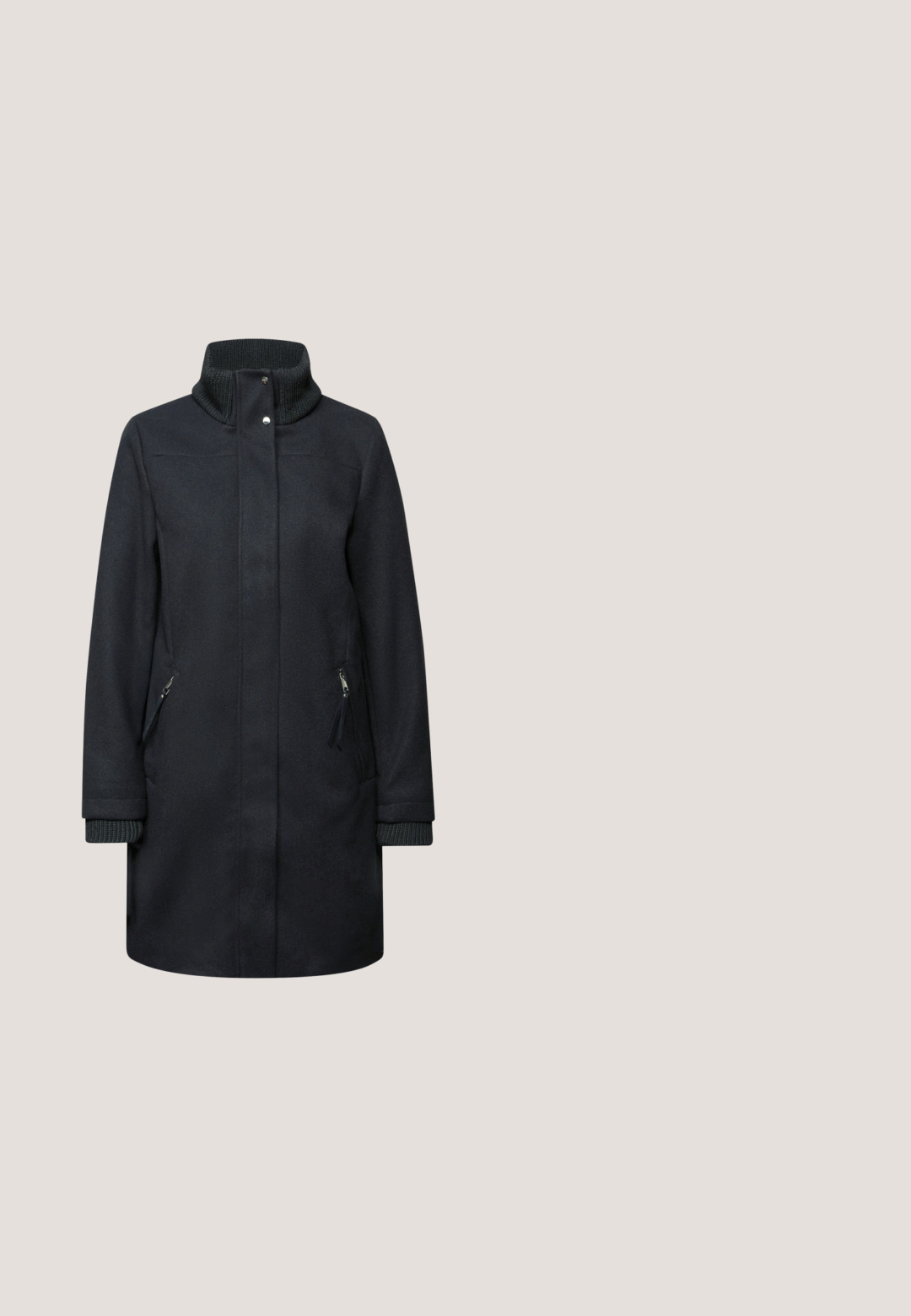 Manteau en mélange de laine sombre avec un col haut, des poches zippées et des poignets en tricot côtelé. Coupe droite avec un minimum de détails.; Pull noir à col roulé en tricot doux, avec des manches longues, des poignets côtelés et une silhouette ajustée. Texture lisse.; Pantalon à jambes larges en tissu gris foncé à texture lisse, doté d'une ceinture avant plate et de deux boutons noirs en guise d'accents.; Botte en cuir noir montante avec un bout arrondi, une sangle décorative avec une boucle circulaire, et un petit talon carré. Texture lisse et brillante.; Lunettes de soleil oversize noires avec des verres rectangulaires, une monture en plastique lisse et un accent de logo doré "LUJO" sur la branche.; Sac à main en cuir noir avec une surface texturée, deux poignées supérieures, une bandoulière amovible et un logo en ton or sur le devant.