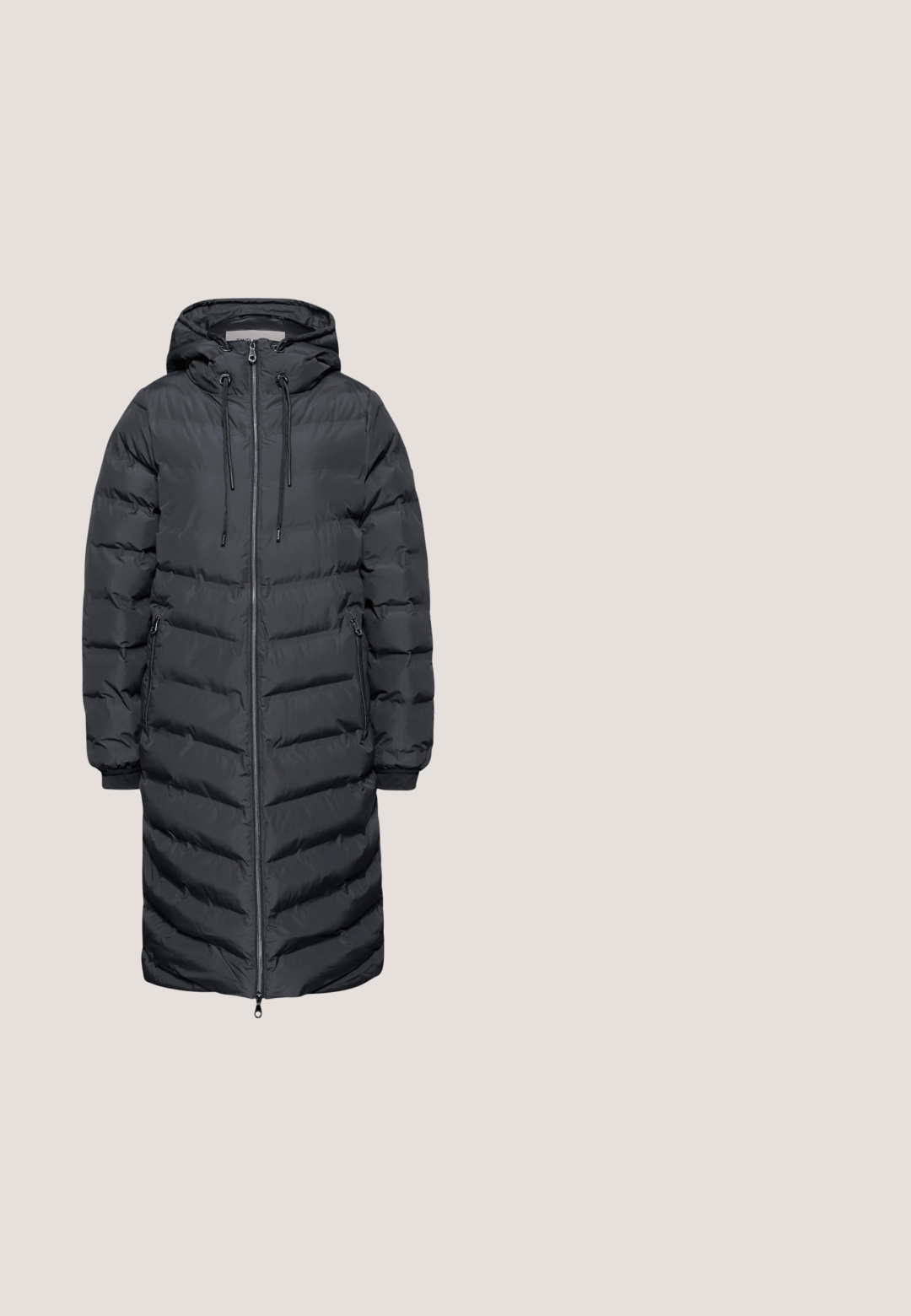 Lang sort pufferjakke med hætte, lynlås foran og justerbare snore. Har diagonalt quiltet mønster og to sidelommer.; Lysegrå langærmet sweater med høj hals. Har rynkede skuldre og tætsiddende manchetter, lavet af blødt strikstof.; Sort langærmet turtleneck top med en tætsiddende silhuet og en ensartet, glat tekstur på en hvid baggrund.; Sorte smalle jeans lavet af strækbart stof. Har en standard livvidde, lynlås i gylpen og to forlommer med subtile stikningsdetaljer.; Sorte læder knæhøje støvler med en glat overflade, slouchy design, lynlås i siden og en flad gummisål med en rillede mønster.; Sort håndtaske i tekstureret læder med øverste håndtag, aftagelig skulderrem med hvid stribe og detalje med lås i sølvtonet metal på forsiden.
