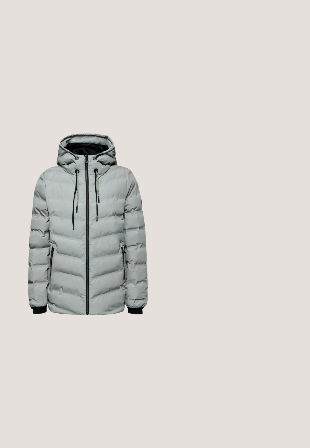 Chaqueta acolchada de color gris claro con capucha, cierre de cremallera frontal, dos cremalleras laterales y puños elásticos. Cuenta con un diseño acolchado y cordones ajustables.; Camiseta blanca de manga corta con escote redondo, con pequeño texto de piedras de strass "pure & sure" en el pecho.; Vaqueros de campana azules de mezclilla con un lavado desgastado, que cuentan con bolsillos frontales, cierre de botón y un ligero desgaste en la rodilla.; Zapatilla deportiva blanca con acentos de ante gris, talón texturizado y suela de goma negra con un patrón de tracción distintivo.; Pequeño bolso gris claro con un diseño acolchado, dos asas y una correa desmontable. Presenta un panel inferior liso y un cordón decorativo.; Brazalete de plata con un diseño trenzado a lo largo del borde exterior y una superficie interior lisa y pulida, que muestra una forma circular y elegante.