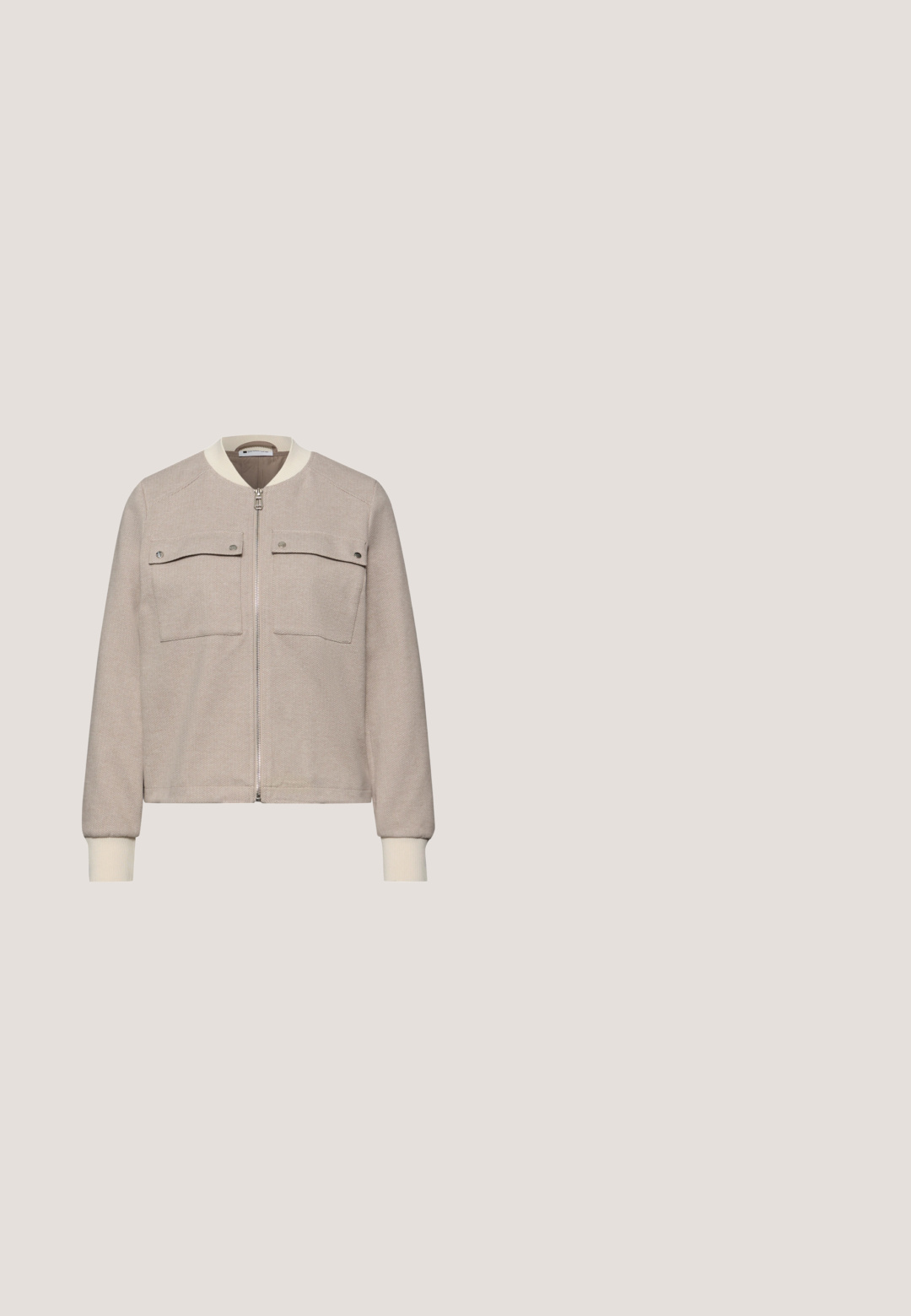 Veste beige à fermeture éclair avec deux poches à rabat à l'avant, poignets et col côtelés, présentant une texture subtile en chevrons.; Débardeur beige sans manches en maille côtelée avec des rayures horizontales bleu marine espacées uniformément sur le tissu.; Pantalon en coton beige avec une ceinture tressée à boucle ronde. Les ourlets sont retroussés pour un ajustement décontracté.; Sandales en plastique avec imprimé léopard, à semelle plate, fines lanières et texture lisse. Présente des motifs noirs et marron audacieux sur le matériau.; Sac en cuir beige avec une forme souple et structurée, une seule bandoulière et un design minimaliste sans motifs ni embellissements visibles.; Bracelet en argent avec des maillons cylindriques allongés au design en chaîne, fermoir ajustable et une petite étiquette avec un symbole.