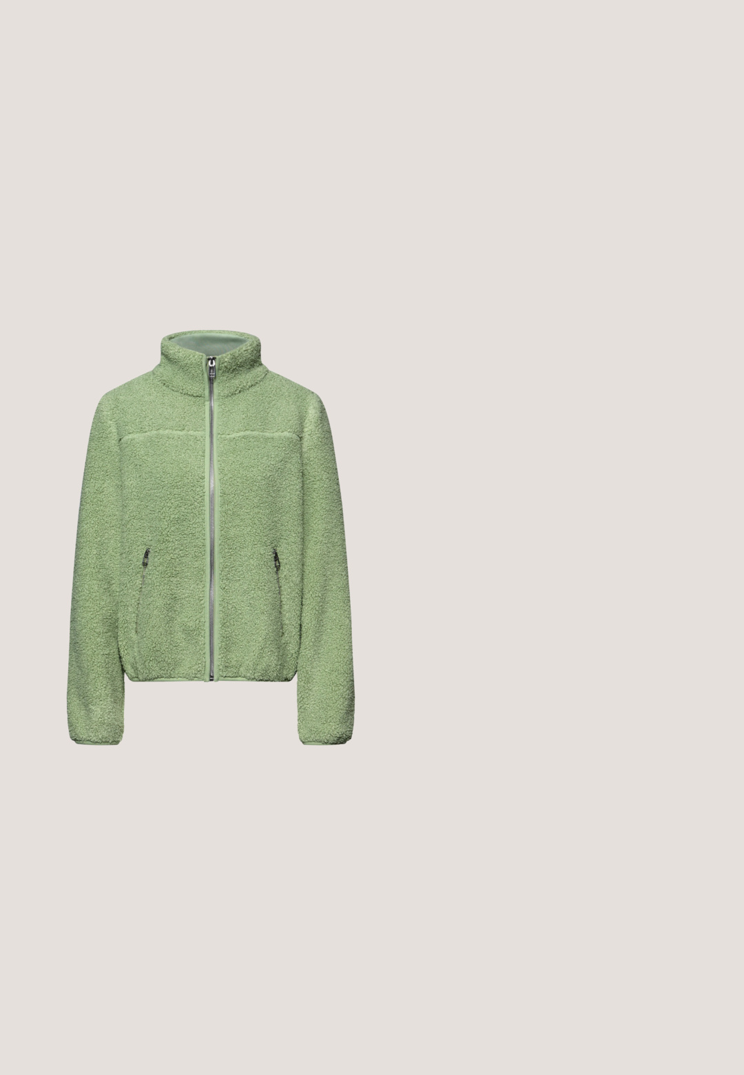 Lysegrøn fleecejakke med hel lynlås foran, to lynlåslommer i siden og høj krave.; Grøn sweatshirt lavet af blødt stof, med rund halsudskæring, sænkede skuldre og ribbede manchetter og kant. Simpelt, ensfarvet design.; Lysegrøn og hvid stribet bluse med lange ærmer og rund halsudsparing, fremstillet af blødt stof og med jævnt vandrette striber.; Lys grønne linnedbukser med elastisk talje, bred ben-design og sidelommer. Blød tekstur og enkle konstruktionsdetaljer.; Hvid sneaker med beige og brune accenter, lavet af ruskind og læder, rundet tå, snørelukning og tekstureret gummisål.; Oliven grøn skuldertaske med en blød, quiltet tekstur, buet form og en samlede rem. Den har en lynlåslomme og et mærke.