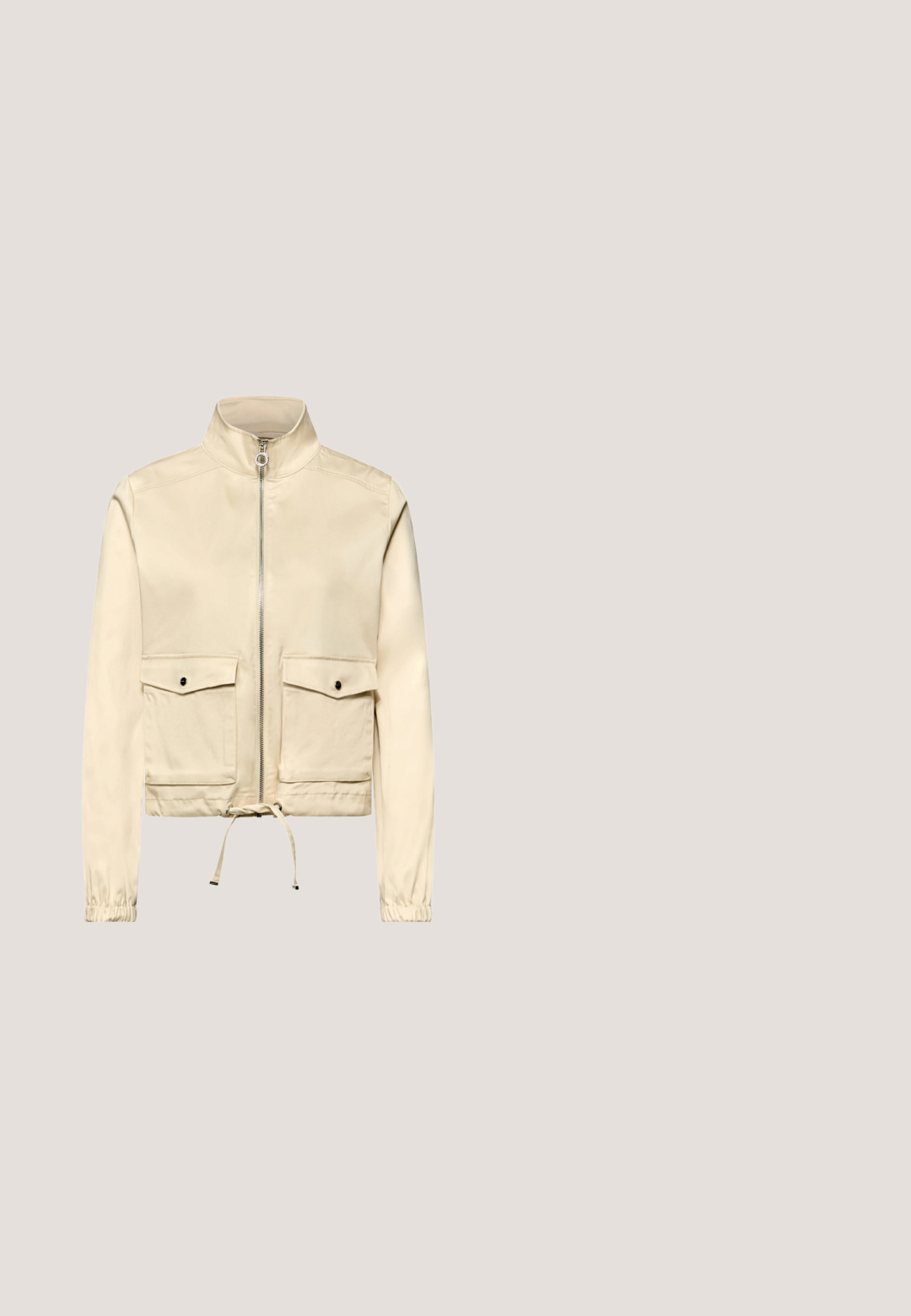 Street One MIT TUNNELZUG - Outdoorjakke - beige; Sort kortærmet dames T-shirt med rund hals, løs pasform og lille mærkeetiket inde i kraven.; Lyseblå højtaljede jeans med rette ben, forsideknap og lynlåslukning, forlommer og subtile falmede detaljer.; Sort Skechers slip-on sneaker med hvid ventileret sål og elastiske snørebånd, designet til afslappet komfort og letvægtsstøtte.; Grøn textured læder tote taske med lange håndtag og et blåt mærke. Har et rummeligt, åbent design og en vinkelret form.; Guldarmbånd med et glat, fladt bånd og en justerbar kædelukning. Har et elegant, minimalistisk design med en reflekterende overflade.