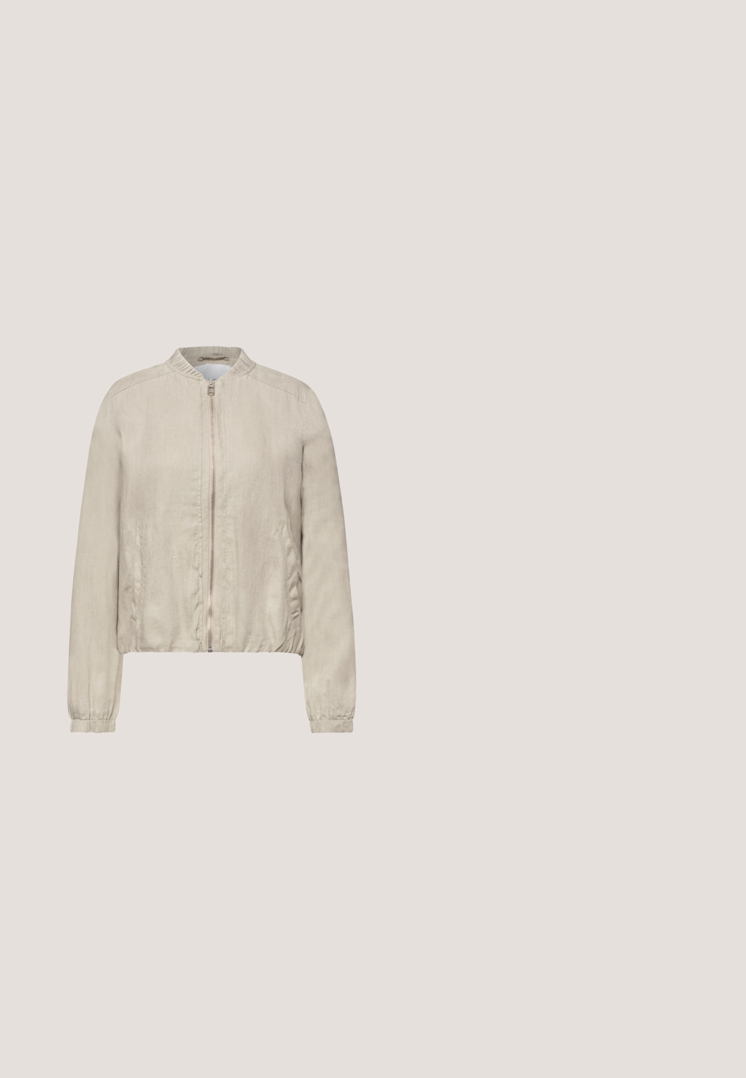 Lichtbeige bomberjack met rits, met elastische manchetten, kraag en zoom, met twee zijzakken en een gestructureerde stof.; Beige kortekmouw V-hals t-shirt van zachte katoen, met een relaxte pasvorm en een eenvoudig ontwerp zonder versieringen.; Taupekleurige broek met rechte pijp, knoopsluiting, riemlussen en klepzakken aan beide dijen.; Beige suède klompen met een ronde neus, verstelbare band en gesp, kurken tussenzool en een gestructureerde zwarte rubberen zool voor voldoende grip.; Donkerbruine handtas van getextureerd leer met een handvat aan de bovenkant, hardware in goudtint en een klein logo-embleem aan de voorkant in het midden.; Gouden kettingarmband met een grote, gladde witte parel in het midden en een veilige kreeftsluiter, met een merklabel.