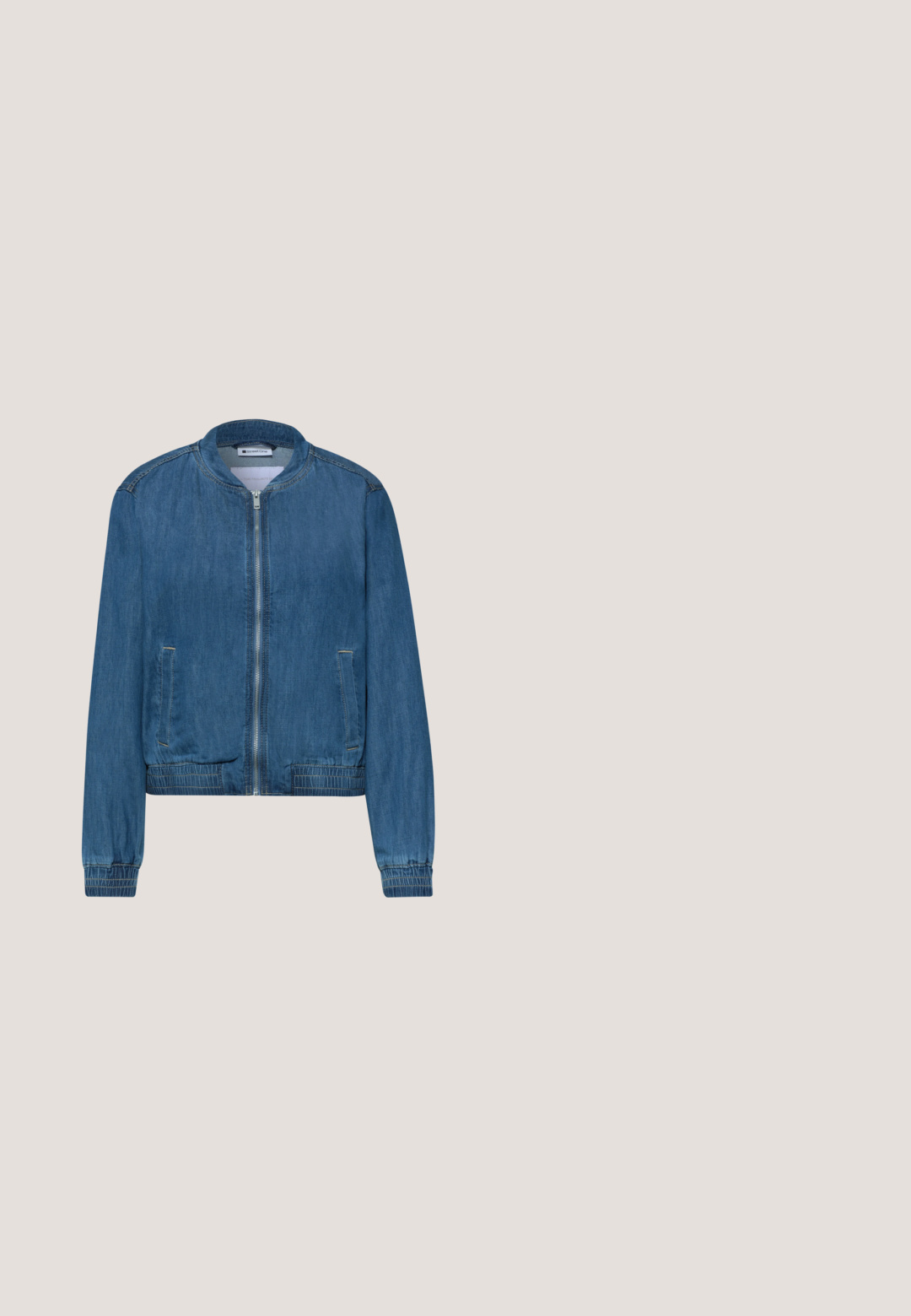 Veste bomber en denim bleu avec fermeture éclair à l'avant, col, poignets et ourlet côtelés, et deux poches latérales.; Robe midi en denim bleu avec larges manches volantées et un col à nouer orné de pompons, présentée sur un fond clair uni.; Baskets en toile bleue avec un design texturé, des accents blancs et une semelle épaisse. Fermeture à lacets et profil à bout rond.; Lunettes de soleil carrées translucides blanches avec des verres teintés bleu et de petites taches dorées près des charnières, posées sur une surface blanche.; Sac de courses réutilisable bleu clair avec de larges poignées, tissu légèrement froissé, debout sur un fond blanc uni.; Chouchou en tissu froissé à rayures crème et bleu clair avec texte noir sur fond blanc uni.