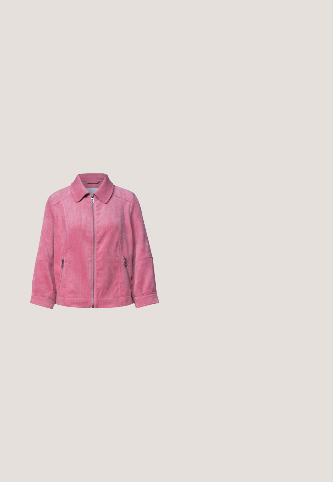Pink kordjakke med frontlynlås, to lynlåslommer i siden, lange ærmer og en slået krave.; Indpakket sweater i blødt, lyserødt materiale. Har lange ærmer, dyb V-hals og bindelukning på siden. Teksturet har en fuzzy finish.; Lyseblå kortærmet skjorte med hvide lodrette striber og brystlomme, vist fladt på en hvid baggrund.; Lyserøde skræddersyede bukser med flad front, to sidelommer og knaplukning. Fremstillet af glat, letvægtsstof med løs pasform.; Hvid og rød flad sko med unikt bølget snøresystem og et lille Polo-logo på siden, vist fra ydersiden.; Guldring med et trekantet design, der har indviklet belægning af lyserøde og røde ædelstene. Ringen har en glat skafter, der komplementerer det detaljerede midtpunk.