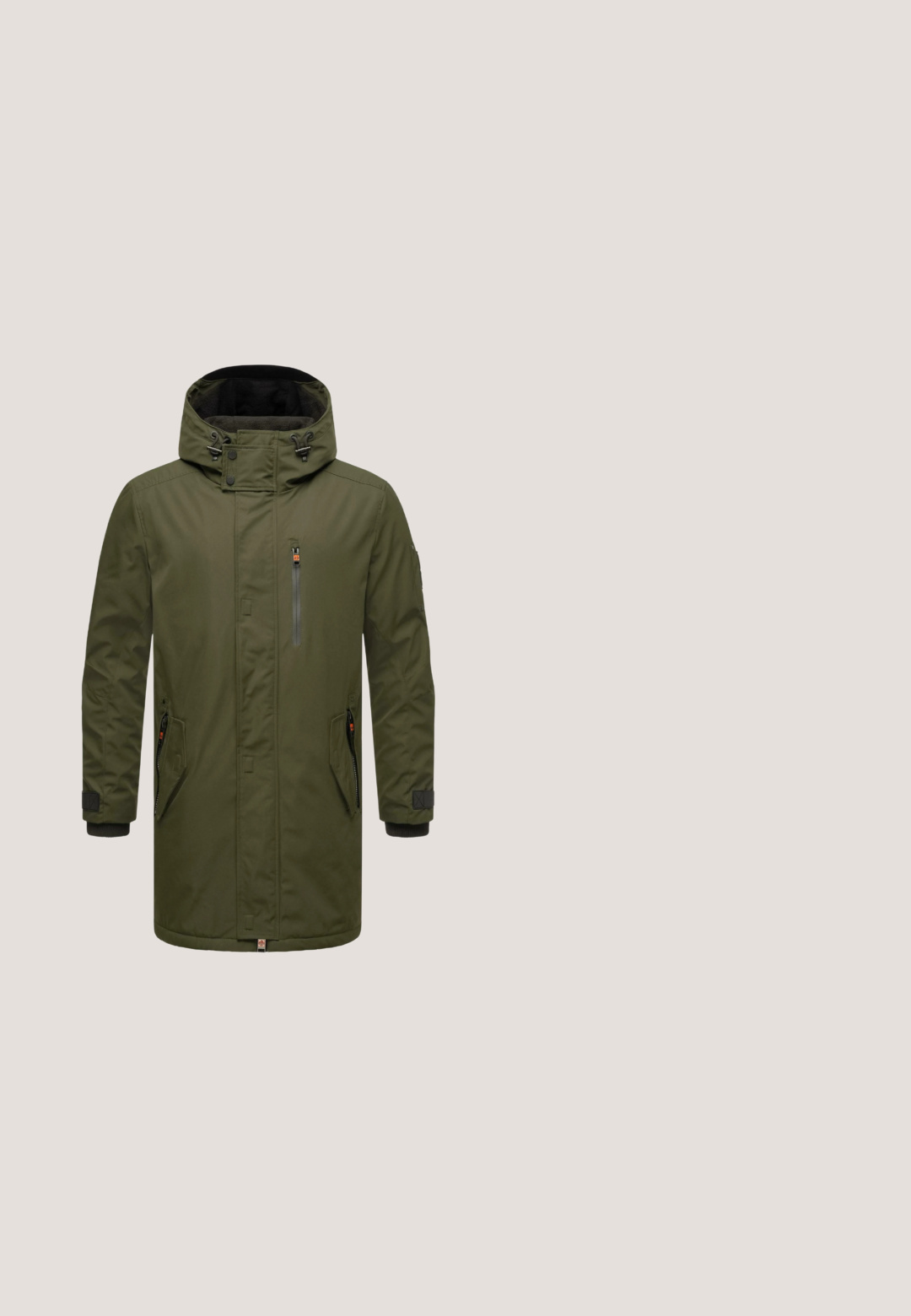 Olivgrüner Parka mit einem Reißverschluss-Brusttasche, zwei Seitentaschen, verstellbarer Kapuze und gerippten Bündchen. Aus einem glatten, strapazierfähigen Stoff.; Dunkelgrauer, strukturiertes Strickpullover mit Rundhalsausschnitt, langen Ärmeln, gerippten Bündchen und Saum. Der Stoff sieht dick und warm aus.; Hellgraues T-Shirt mit kurzen Ärmeln aus weichem Baumwollmischgewebe. Verfügt über einen Rundhalsausschnitt und ein kleines Logoetikett an der unteren Seite.; Schwarze Jeans aus Denim mit schlanker Passform, fünf Taschen-Design und Knopfverschluss. Glatte Textur mit minimalen Nähten.; Militärstil Stiefel in dunkelolivgrün, mit einem Obermaterial aus Wildleder, verstärkter Zehenpartie, strukturierten Einsätzen und einer robusten Gummisohle mit Rillen.; Schwarze Umhängetasche mit vorderer Reißverschlusstasche, strukturiertem Streifen, verstellbarem Riemen und kleinem rot-weiß-blauem Detail an der Seite.