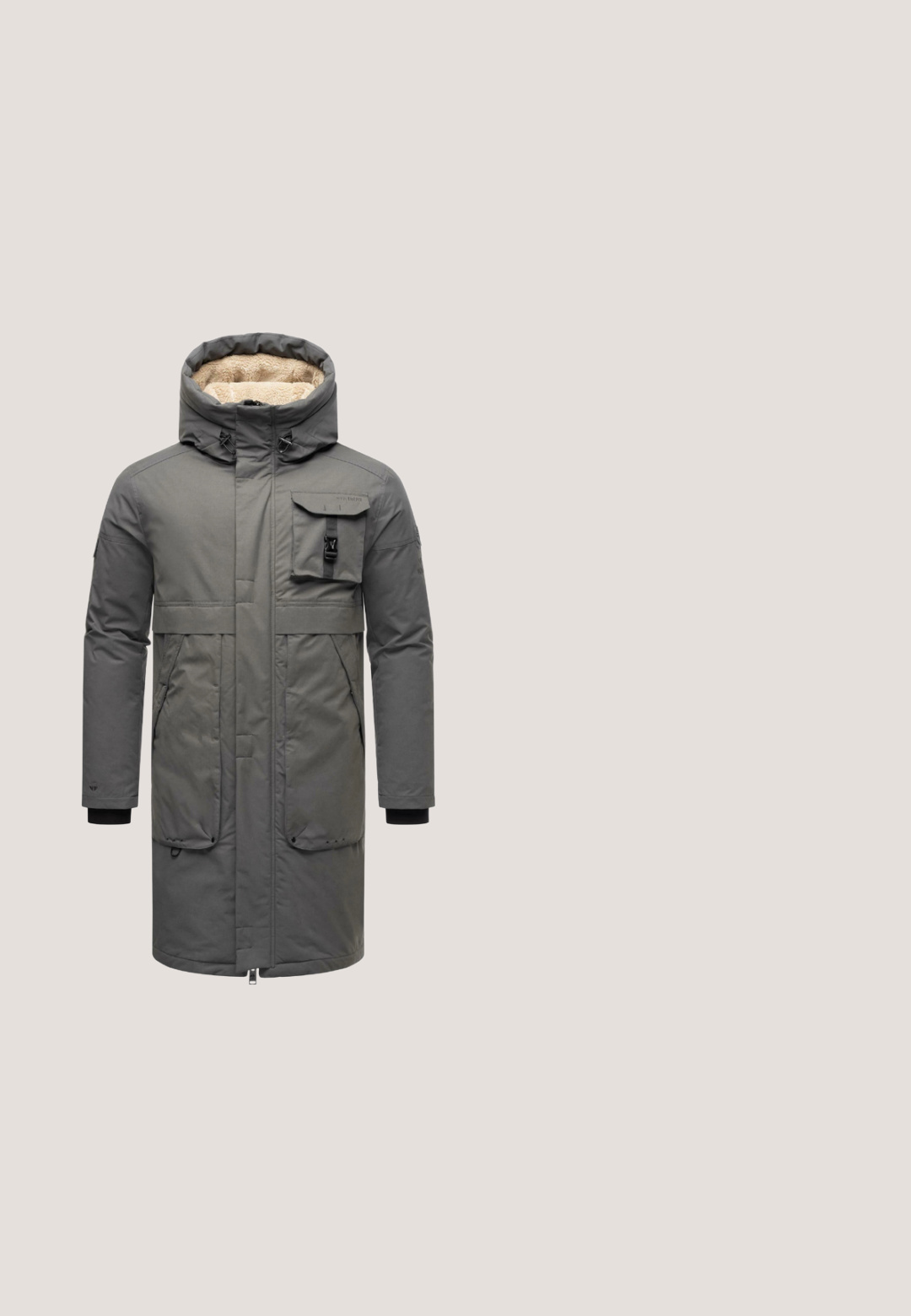 Šedý zateplený parka s umelou kožušinou, veľkými prednými vreckami, nastaviteľnou kapucňou a elastickými manžetami. Obsahuje zips a zapínanie na cvoky.; Sivá mikina s okrúhlym výstrihom, dlhými rukávmi, ribbovanými manžetami a lemom, a malou čiernou značkovou etikettou blízko spodného lemu.; Šedé tričko s krátkym rukávom vyrobené z mäkkej látky, s výstrihom do V a tromi okrúhlymi hnedými gombíkmi, s rolovanými lemami rukávov.; Tmavé džínsy s úzkym strihom, s gombíkovým zapínaním, piatimi vreckami a miernym efektom vyblednutia na stehnách.; Mustang Zimné čižmy - black; Čierna plátená messenger taška s preklápacím precvakom, hnedými koženými akcentmi, dvoma kovovými prackami a bočnou zipsovou kapsou.