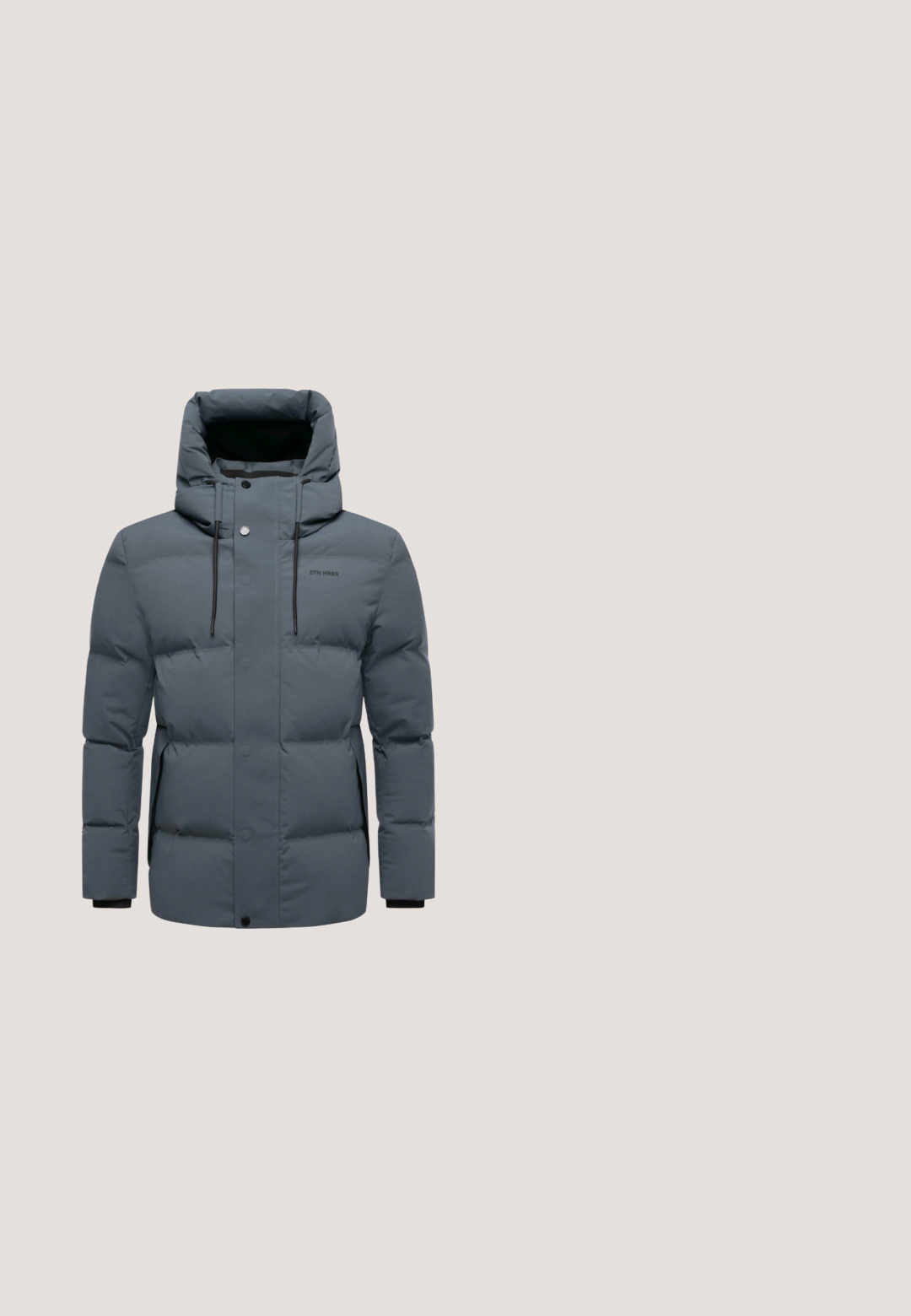 Veste grise matelassée avec un col montant et une capuche, dotée d'une fermeture éclair à l'avant et de boutons-pression, avec des accents noirs et des poignets élastiques.; Pull léger bleu clair à col rond, avec des manches longues et des bords côtelés, en tissu tricoté fin.; T-shirt à manches courtes et col rond avec le haut vert clair, le bas bleu marine, et des rayures horizontales vertes, blanches et bleues sur la poitrine et les manches.; Jean en denim bleu foncé avec une coupe droite, comportant cinq poches et un léger délavage. Fermeture par bouton métallique et zip à la taille.; Bottes montantes pour hommes en cuir gris avec surpiqûres bleues, bout rond, design à lacets, et semelle en caoutchouc beige à surface texturée.; Bric's TORINO - Sac bandoulière - black