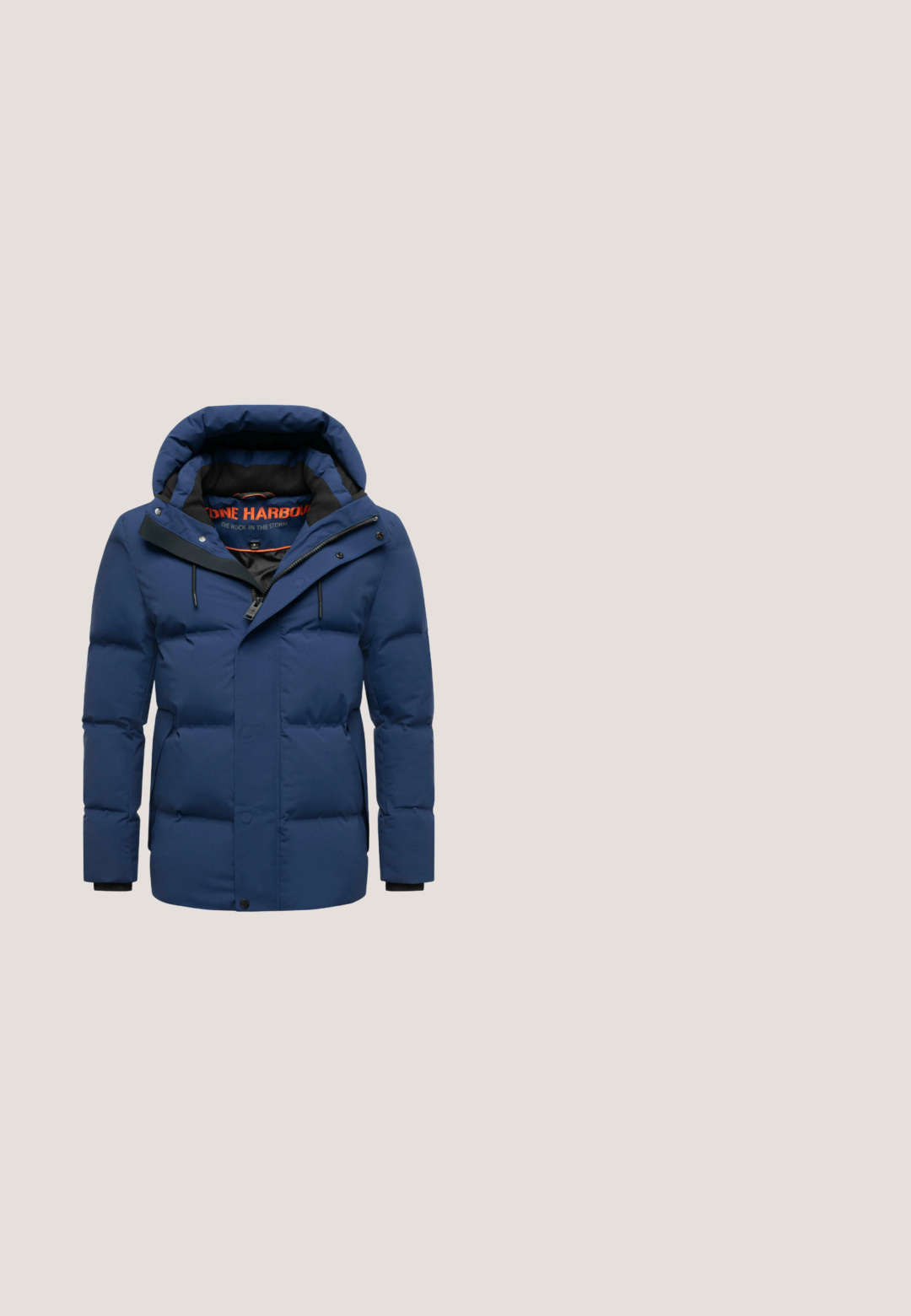 Marineblauwe gewatteerde jas met een afneembare capuchon, voorzien van meerdere zakken, een voorrits en een zachte binnenvoering met een logo.; Gebreid sweater met een ronde hals, gekenmerkt door donkergrijze en marineblauwe horizontale strepen en een klein logo-embleem nabij de zoom.; Lichtgrijze longsleeve met ronde hals en een klein wit "Pepe Jeans London" logo op de linkerborst.; Donkerblauwe denim jeans met een slim fit, voorzien van een standaard tailleband, knoopsluiting en vijf zakken. Fijne vervaagde patroon langs de benen.; Donkerblauwe leren enkellaarsjes met bruine gewatteerde accenten, metalen veterogen en bruine veters. Getextureerde zool met een robuust ontwerp.; Blauwe canvas schoudertas met twee bruine leren gespen, een bovenste ritsluiting en een verstelbare schouderband. Gestructureerd materiaal.
