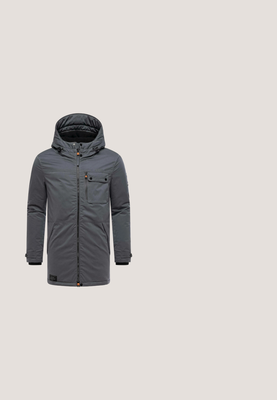 Grijze geïsoleerde jas met capuchon, voorzien van een rits aan de voorkant, een borstzak en twee zijzakken. Mouwen met elastische banden voor een goede pasvorm.; Donkergrijze gebreide cardigan met een hoge kraag, volledige ritssluiting aan de voorkant, geribbelde manchetten en zoom, met een klein leren accent near de onderkant.; Grijze katoenen T-shirt met een ronde halslijn en korte mouwen. Voorzien van een patch pocket met een patroon in rood, blauw en groen.; Grijze spijkerbroek met een rechte snit. Voorzien van vijf zakken, een knoopsluiting en subtiele textuurdetails. Mid-rise taille.; Grijze suède enkellaars met zwarte veters, gewatteerde gebreide kraag, beige zool en fleece voering, ontworpen voor stedelijke stijl en wintergebruik.; Zwarte leren crossbody tas met een textuur, voorzien van een ritscompartiment en een verstelbare schouderband; beschikt over een voorvak en een merklabel aan de voorkant.