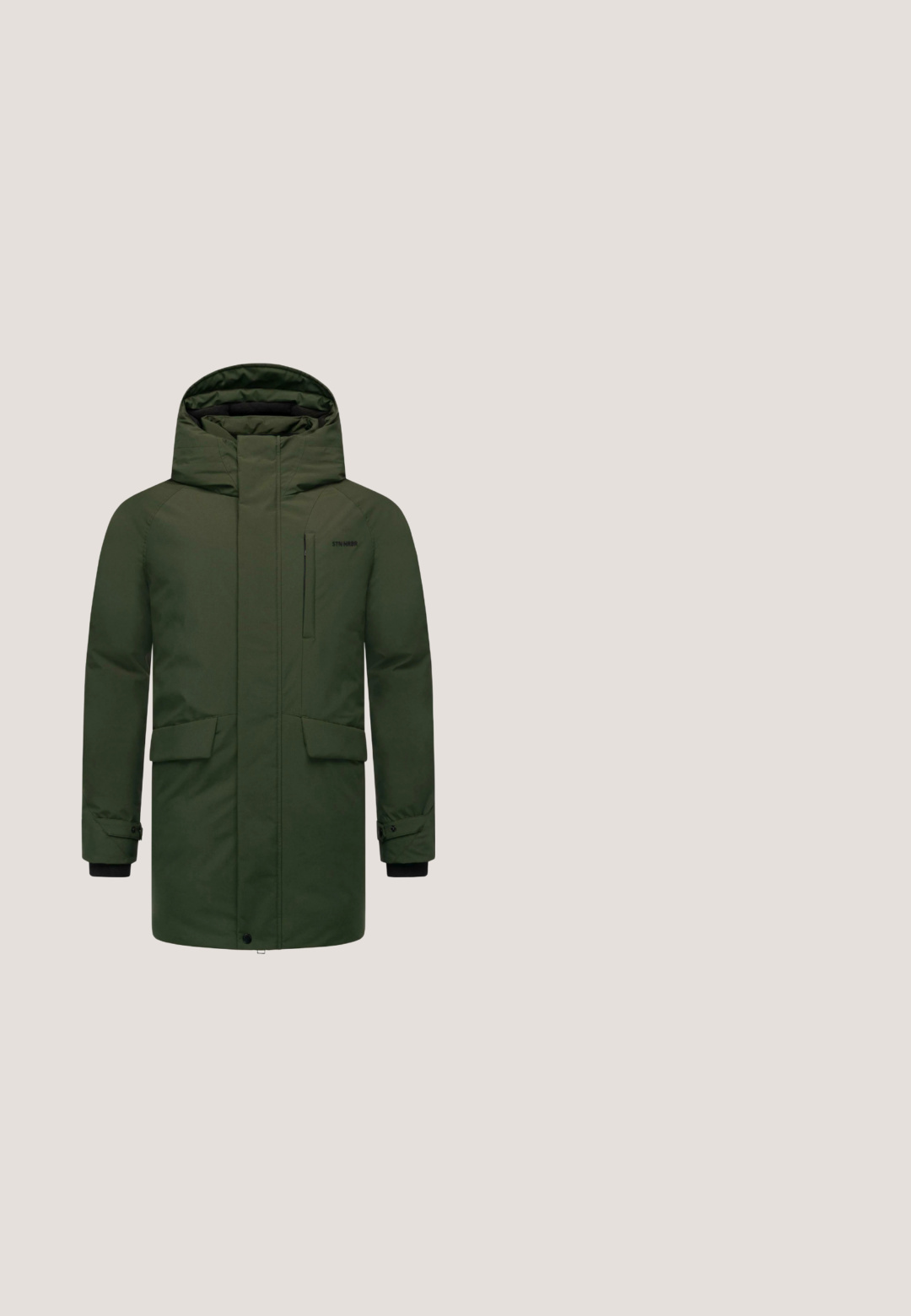 Grøn, mellemlang parka med hætte, der har en lynlåslomme på brystet, to frontlommer og ribbede manchetter. Glat tekstur, vandtæt materiale.; Mørkegrå zip-neck sweater lavet af blødt stof, med lange ærmer, ribbede manchetter og kant, samt en glat tekstur og minimalistisk design.; Beige bomulds t-shirt med korte ærmer, rund hals og et lille sort sekskantet logo på venstre brystområde. Glat tekstur.; Sorte denimbukser med lige ben design, der har en knaplukning, bælteløjfer og forlommer. Glat tekstur og ensartet farve.; Sort høj-top atletisk sko med en struktureret overdel, stærke snørebånd, gummisål med godt greb og forstærket hæl for støtte.; Grå skildpadde-overdimensionerede solbriller med gradientlinser, firkantede rammer og slanke arme. Acetatmateriale med poleret finish.