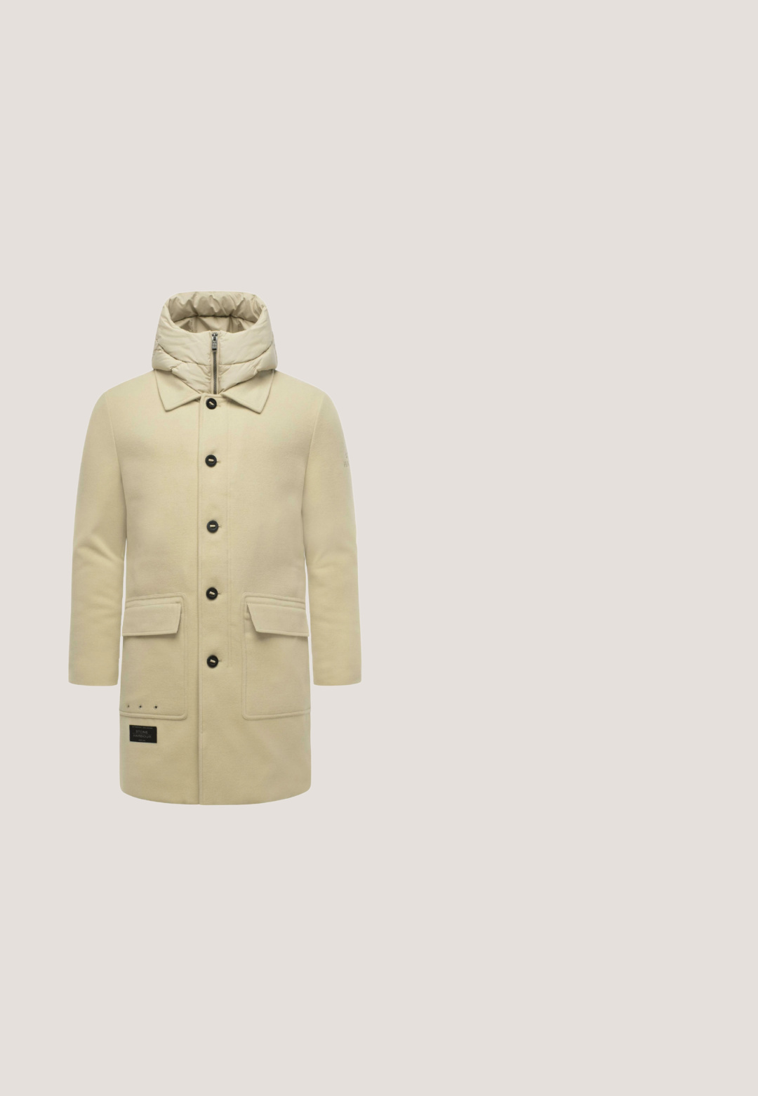 Beige uldblandingsfrakke med en quiltet hætte, fem sorte knapper, to forlommer og et mærket label nær sømmen.; Beige langærmet polo-shirt med ribbede manchetter, krave og to knapper på stolpen.; Brun skjorte med knapper lavet af blødt stof. Har klassisk krave, lange ærmer og seks knapper nedad fortil. Enkelt design, ingen mønstre.; Brune skræddersyede bukser lavet af et struktureret stof, med flad front, lynlås og to sidelommer.; Brun læderankelstøvle med en glat finish, rund tå, sorte snørebånd og lav hæl. Har diskrete syninger og en slank silhuet.; Brun læder toilettaske med en tekstureret overflade, lynlås lukning og et sidehåndtag. Firkantet form, glatte kanter, minimal branding.