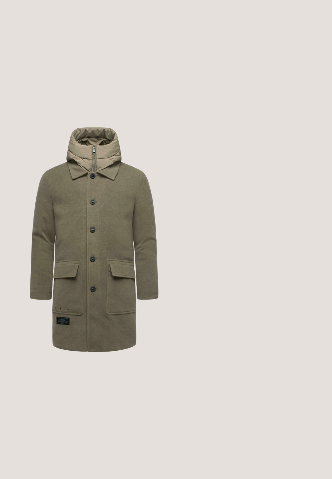 Oliven grøn frakke med en lynlåset isoleret hætte, to forreste lommer, knaplukning og tekstureret stof. Har et mærke på den nederste venstre side.; Lys beige struktureret sweater med ribbet mønster, rund halsudskæring og lange ærmer. Lille logo detalje på brystet.; Langærmet skjorte i off-white bomuld med rund hals og elastiske manchetter, der har et minimalistisk design og blød tekstur.; Tan chinos med en slim fit, frontlommer og knaplukning. Glat tekstur med subtile stikninger langs sømmene.; Brun læder ankelstøvle med et tekstureret stofpanel, faux pels krave, frontlynlås og gummisål med et mønstret slidbane.; Brun læderlaptophylster med sort lynlås på øverste venstre side, vist opret mod en hvid baggrund.