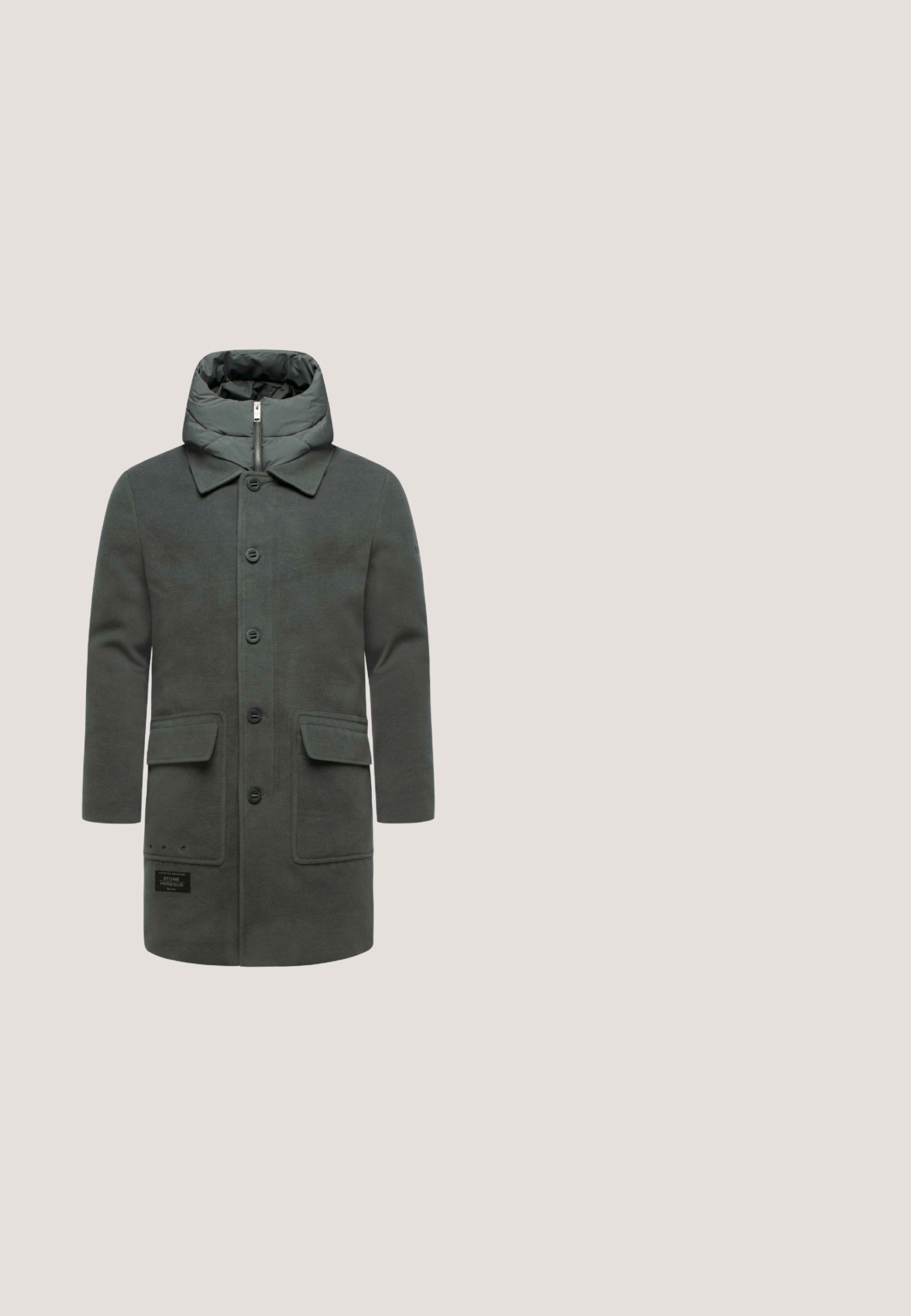 Grüne, gepolsterte Jacke mit hohem Kragen, Knopfverschluss, zwei Fronttaschen und einem strukturierten Stoff. Besitzt ein Etikett auf der unteren linken Seite.; Hellgrauer Strickpullover mit einem Zopfdesign, Rundhalsausschnitt und gerippten Bündchen. Gesticktes Logo auf der linken Brust.; Graues Langarmhemd aus weichem Stoff, mit einem Button-Down-Kragen, einer Brusttasche und sechs Knöpfen entlang der Knopfleiste.; Graue Jeans aus Denim mit schmaler Passform, fünf Taschen, Gürtelschlaufen und einem einzelnen Knopfverschluss. Die Textur ist leicht abgetragen für einen lässigen Look.; Schwarze Leder-Stiefeletten mit runder Zehe, Schnürdesign und einer Zuglasche hinten. Mit einer strukturierten Oberfläche und Gummisohle.; Schwarze Leder-Laptoptasche mit zwei Griffen, verstellbarem Schultergurt und Reißverschluss. Glatte Textur mit dezenten Nähdetails.
