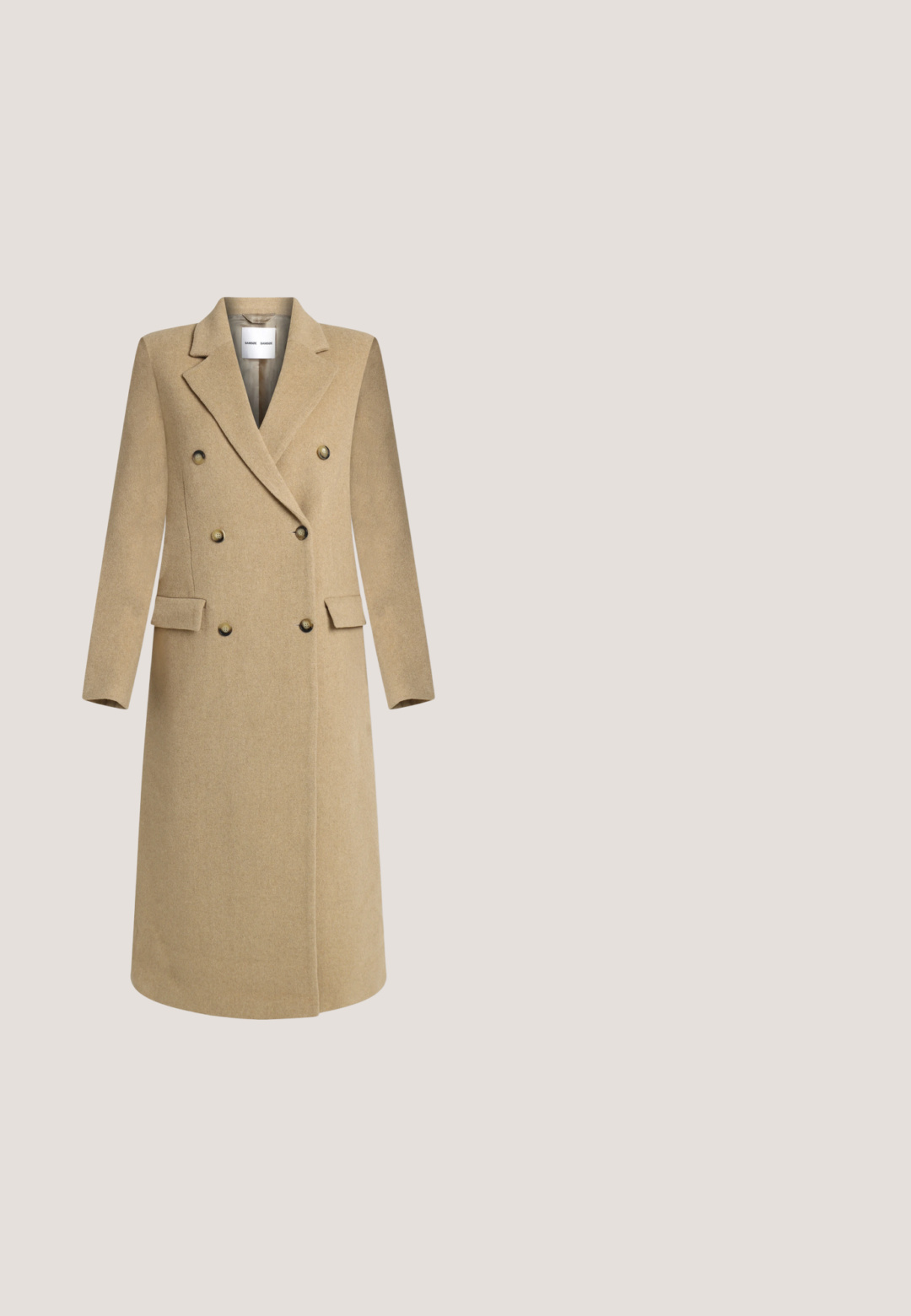 Beige dobbeltbrystet lang uldfrakke med seks knapper, brede reverser, klaplommer og ærmer i fuld længde.; Brun og hvid meleret chunky strikket cardigan med V-hals, lange ærmer, ribkantede manchetter og fire knapper fortil.; Mørkebrunt turtleneck top lavet af blød, struktureret stof. Har lange ærmer og en tætsiddende pasform, med en glat halsudskæring.; Vero Moda VMTESSA WIDE PANTS - Bukser - chocolate torte; Brune læder brogue sko med perforerede detaljer, rund tå og en glat overflade, parret med cremede bukser med frynset kant.; Brun og bordeaux ternet tørklæde med en blød tekstur, afsluttet med frynser i enderne og et lille hvidt mærke med brandnavnet.