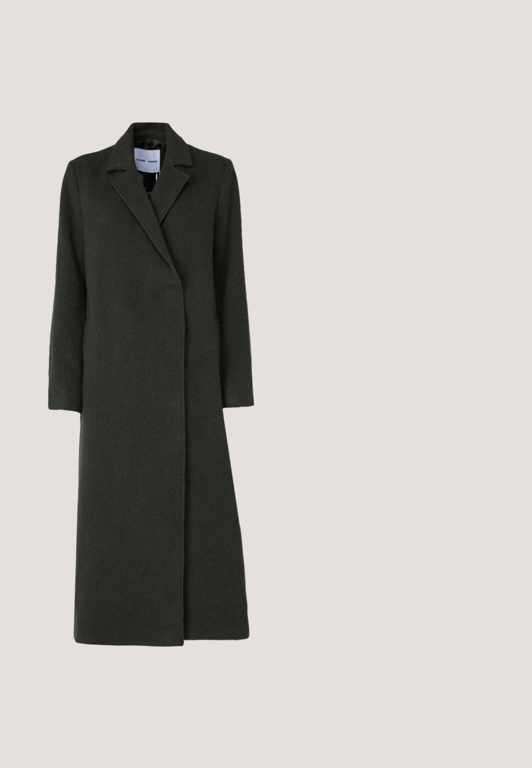 Manteau long en laine de couleur vert foncé, avec un col à revers, un design à boutons simple et des poches latérales ; texture lisse.; Robe à manches longues côtelée en vert foncé avec des rayures blanches horizontales. Le matériel est extensible ; le design épouse la taille pour un look ajusté.; Botte en cuir marron montant jusqu'au genou, avec un bout carré, un talon bloc épais et un panneau latéral élastique. Dotée d'une boucle décorative en haut.; Lunettes en écaille de tortue marron avec des verres ovales, des branches fines et des accents transparents. Présente un logo subtil sur la branche. Design élégant et léger.; Petit sac à main vert olive avec un design structuré, doté d'une anse supérieure, d'une bandoulière amovible et d'une fermeture avant dorée.; Paired boucles d'oreilles en métal doré poli de forme irrégulière avec un centre ouvert sur un fond blanc uni.
