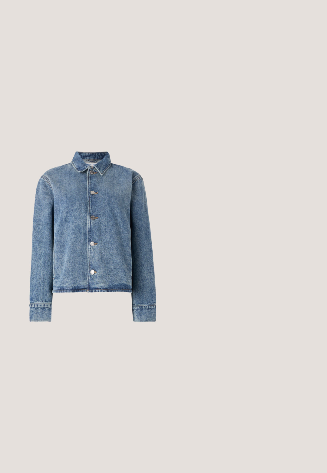 Veste en jean bleu clair avec un devant à boutons, un col, des manches longues et un ourlet frangé. Présente des boutons en métal et une texture légèrement vieilli.; T-shirt crème à manches courtes avec col en V et petite étiquette noire avec texte rouge au niveau du col.; Short en tissu texturé blanc avec une large taille élastique et deux grandes poches plaquées à l'avant.; Bateau en cuir noir avec un bout arrondi, des détails de couture, un petit accent en nœud et une semelle en caoutchouc. Texture lisse et design épuré.; Sac à main rectangulaire de couleur crème avec une seule sangle et une fermeture éclair sur le dessus, comportant une petite plaque de logo embossé à l'avant.; Boucles d'oreilles argentées en forme de cœur, avec des designs de cœurs superposés, une finition lisse et des accents courbés.