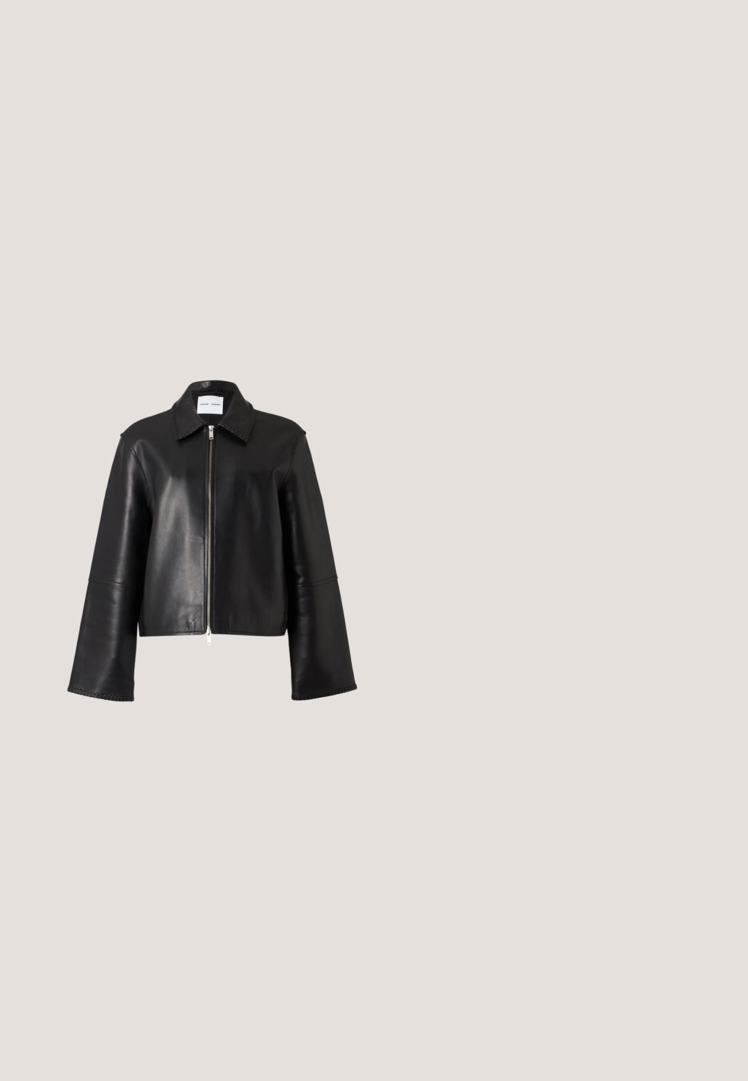 Veste en cuir noire avec une fermeture éclair argentée à l'avant, des manches longues larges et un col pointu sur fond blanc.; T-shirt orange vif à manches courtes avec col en V et petit logo blanc GANT sur le côté gauche de la poitrine, présenté sur un fond blanc uni.; Jean noir slim avec fermeture à bouton et fermeture éclair, poches avant et passants pour ceinture sur un fond uni.; Bottines en suédine noire avec un bout pointu et un petit talon carré, présentant une texture lisse et un design minimaliste.; Sac tote en cuir noir avec une bandoulière réglable et un petit logo doré Tommy Hilfiger centré en bas à l'avant.; Boucles d’oreilles créoles en métal argenté avec une surface lisse légèrement incurvée et des fermoirs à clapet sur un fond blanc uni.