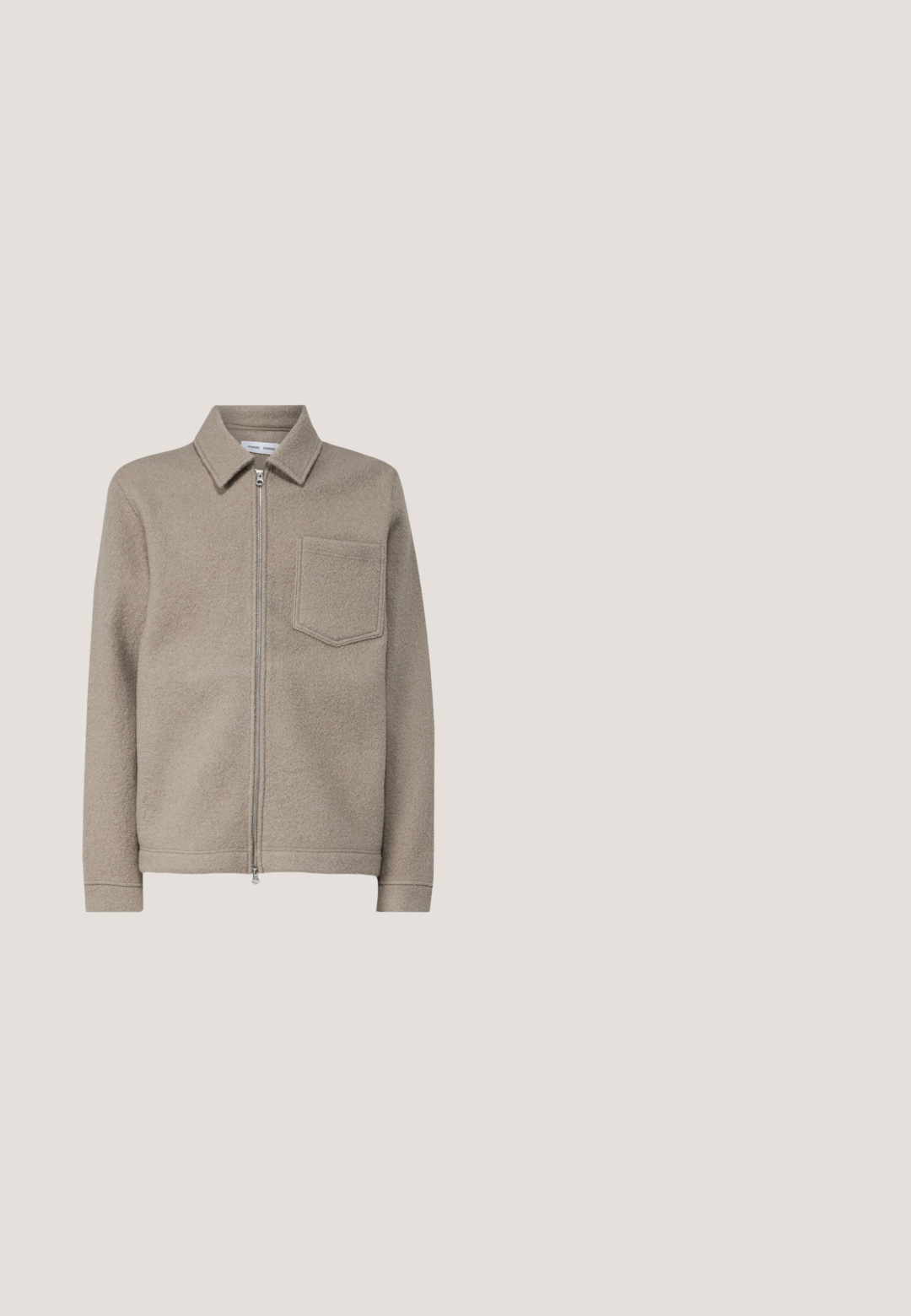 Samsøe Samsøe HANNES FULL ZIP - Veste légère - seneca rock; T-shirt noir à manches courtes et col rond avec petit logo gris "CK" Calvin Klein et texte blanc sur le côté gauche de la poitrine.; Jean en denim bleu clair avec une coupe droite, cinq poches et une fermeture à bouton. Détails de couture près des poches et de la taille.; Calvin Klein MOCCASIN - Mocassins de ville - black; Sac cabas noir avec doubles poignées, grande poche avant en cuir avec fermeture éclair et logo discret Calvin Klein au centre de la poche.; Ceinture en cuir noir avec une texture lisse, dotée d'une boucle en métal argenté en forme de logo "CK". La ceinture est plate et soigneusement enroulée.
