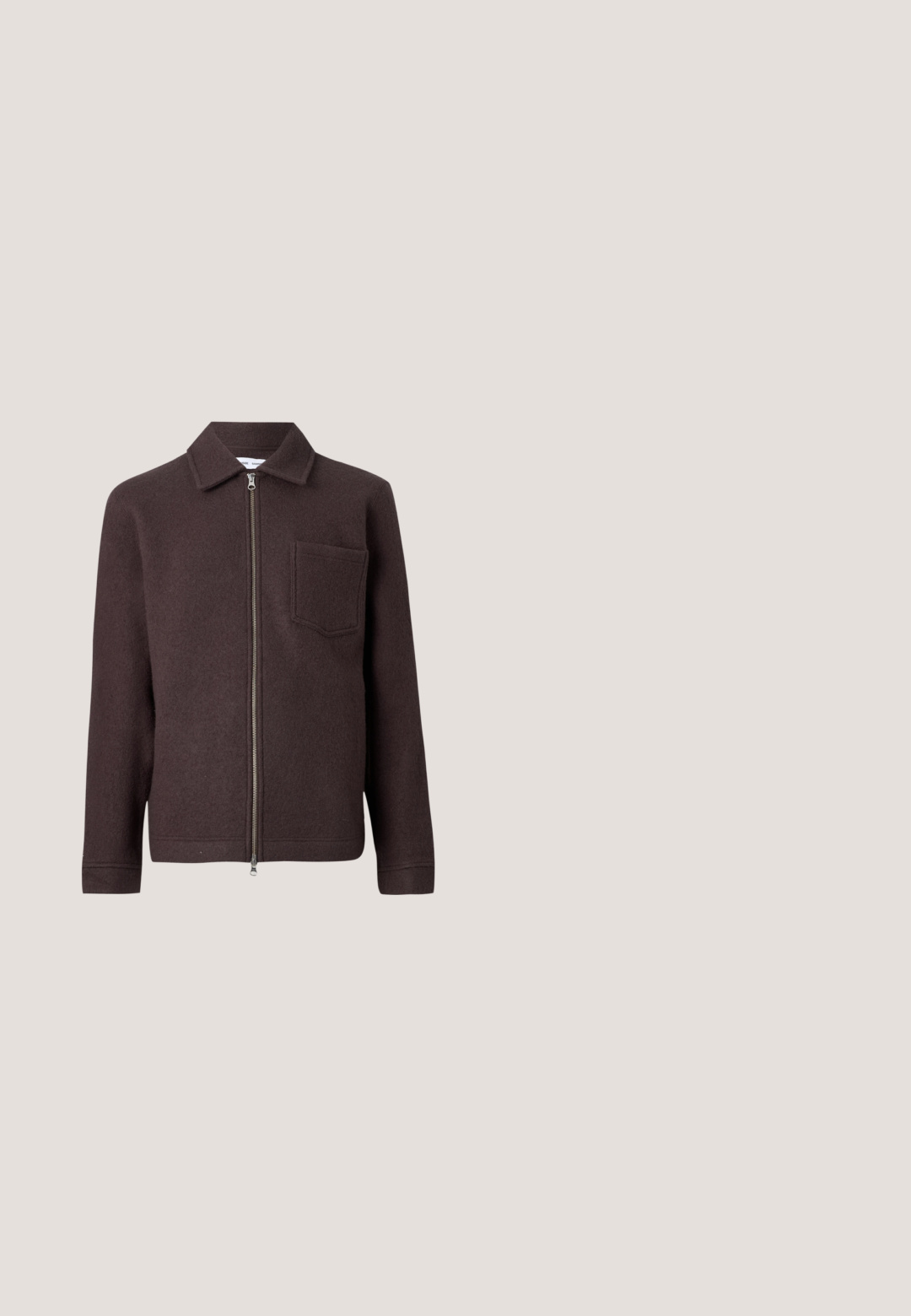 Bruine wollen jas met een ritssluiting aan de voorkant, puntkraag en één borstzak. Glad textuur en een getailleerd silhouet met lange mouwen.; Beige sweatshirt met ronde hals, lange mouwen en geribbelde manchetten en zoom, met het "BOSS"-logo in reliëf over de borst.; Effen donkerbruine T-shirt met korte mouwen en ronde hals, met klein rond logo op de linkerborst en zwart merketiket in de zijnaden.; Donkerbruine rechte broek met knoop- en ritssluiting, riemlussen en zijzakken, weergegeven op een witte achtergrond.; Bruine leren sneaker met een ronde neus, contrasterende witte rubberen zool, gestikte accenten en geen zichtbare veters. Over het algemeen een gladde textuur.; Donkerbruine stoffen boodschappentas met verstelbare zwarte riem en klein zilveren "BOSS"-logo op de voorflap.