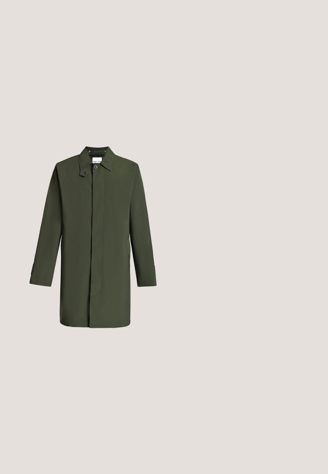 Donkergroene, enkelrijige jas met omgeslagen kraag, verborgen knoopsluiting en lange mouwen, weergegeven op een neutrale achtergrond.; Zwarte trui met lange mouwen en ronde hals, met een klein subtiel logo op de bovenste linkerborst en geribbelde manchetten en zoom.; Lichtblauw herenoverhemd met lange mouwen, subtiele verticale strepen, standaard kraag, knoopsluiting aan de voorkant en een klein geborduurd logo op de borst.; Zwarte spijkerbroek met een wijd uitlopende pasvorm, voorzien van vijf zakken en metallic knopen. Gladde textuur, geen zichtbare patronen.; Zwarte leren laarzen met een gestructureerde afwerking, ronde neus, vetersluiting aan de voorkant en een stevige rubberen zool. Voorzien van een klein aantreklipje aan de achterkant.; Zwarte tote bag met dubbele handvatten, grote voorste leren zak met ritssluiting en subtiel Calvin Klein-logo in het midden van de zak.