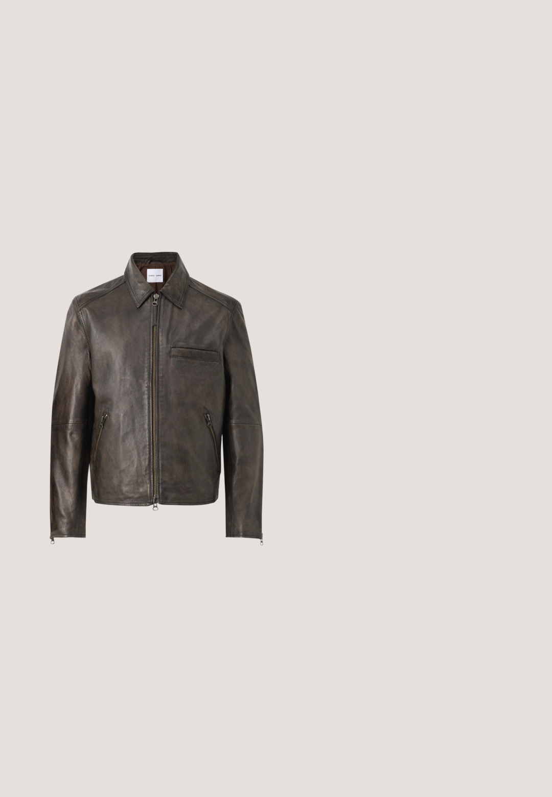 Chaqueta de cuero marrón con cierre frontal, cuello a presión y un bolsillo en el pecho. Presenta bolsillos laterales con cremallera y una textura suave.; Suéter gris de punto trenzado de manga larga con cuello redondo y pequeño logo bordado en el lado izquierdo del pecho.; Camisa de manga larga a rayas grises hecha de tela con cierre de botones, que presenta dos bolsillos en el pecho y un cuello clásico.; Jeans de mezclilla gris de pierna ancha con textura desgastada, cinco bolsillos y cierre de botón en la parte frontal. Corte recto que se extiende desde la cintura hasta el dobladillo.; Botas de cuero negras con un diseño de cordones, que cuentan con una cremallera lateral, suela resistente y puntera reforzada. Textura suave y construcción robusta.; Cinturón de cuero verde oscuro con hebilla de metal plateado. Presenta el logo de la marca en relieve y un acabado texturizado, bordes enrollados y diseño clásico.