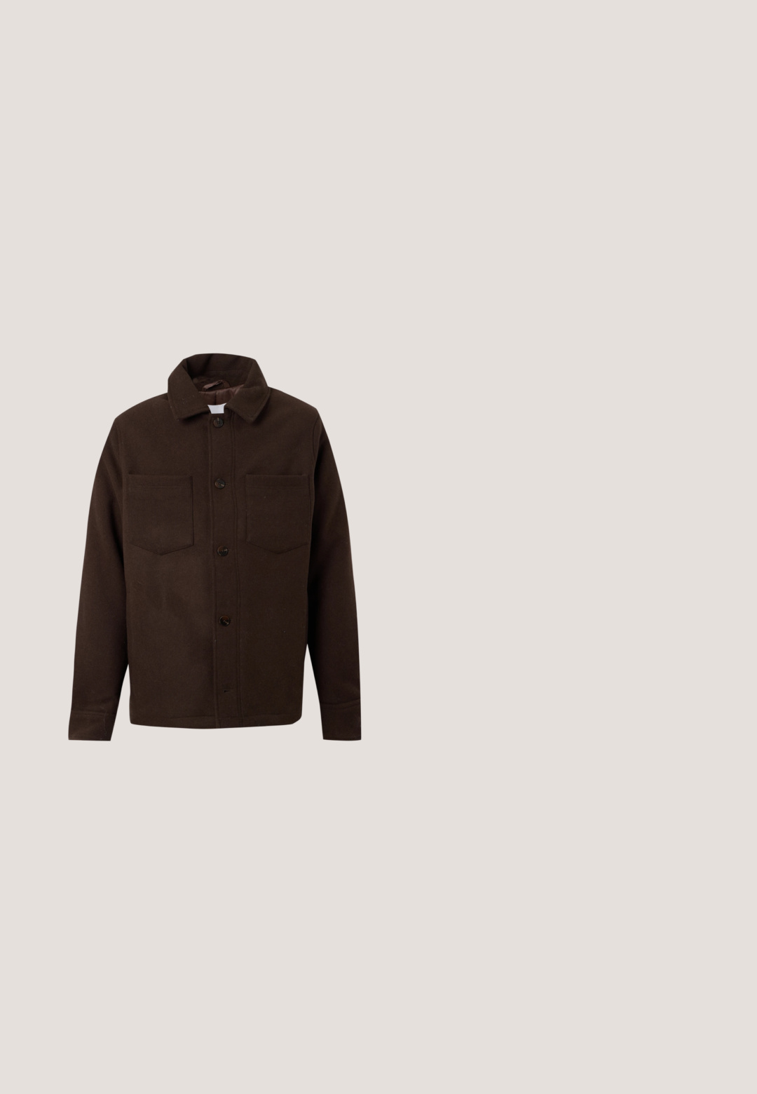 Veste marron foncé à boutons, manches longues, deux poches poitrine et col, présentée sur un fond clair uni.; Sweat-shirt marron à col zippé avec manches longues, fabriqué en tissu doux, avec un logo discret sur la poitrine, et des poignets et un bas côtelés.; Chemise marron à manches longues en coton, avec un col boutonné, une fermeture à boutons sur le devant, et un ourlet droit avec des côtés arrondis.; Pantalon marron à jambes droites avec poches avant, passants pour ceinture et fermeture par bouton, présenté sur un fond uni clair.; Bottines Chelsea en daim marron avec panneaux élastiques sur les côtés, talon bas et une languette à l'arrière. Texture lisse et design épuré.; Ceinture en cuir marron foncé avec une boucle rectangulaire en argent, soigneusement enroulée sur un fond blanc uni.