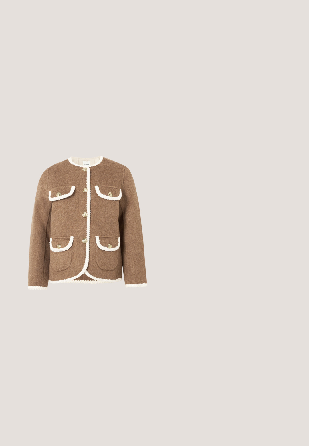 Bruine wollen jas met een ronde halslijn, witte biezen, gouden knopen en twee voorzakken. Getextureerde stof met een getailleerde pasvorm.; Witte gebreide tanktop met een hoge halslijn, voorzien van beige zijveters en een geribbelde zoom aan de onderkant.; Bruine geruite geweven shorts met een gestructureerde afwerking, voorzien van twee zilveren drukknoopjes aan de voorkant en een op maat gemaakte, gestructureerde uitstraling.; Kniehoge browne suède laarzen met een vierkante gouden gesp, stevige hak en taps toelopende neus, met een zijrits voor gemakkelijk aan- en uittrekken.; Bruine suède schoudertas met lange band, rechthoekige handgreep uitsparing en kwastdetails aan de zijkanten tegen een witte achtergrond.; Een paar glanzende gouden oorringen met een gladde afwerking en een kleine sluiting op een effen lichte achtergrond.