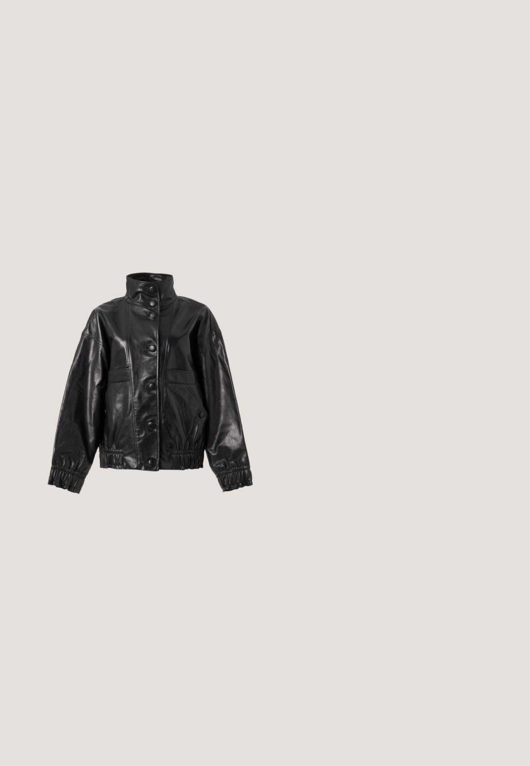 Zwarte neplederen jas met hoge kraag, drukknopen, elastische manchetten en zoom, en schuine voorzakken.; Zwarte T-shirt met korte mouwen, een ronde hals en een gebonden knoopdetail aan de linkerkant van de zoom.; Zwarte high-waisted wide-leg jeans met subtiele vervaging en een kleine versleten plek op de bovenste rechterdij.; Zwarte leren knie- hoog laars met een gestructureerde afwerking, voorzien van een zijgesp accent en een lage hak. Gedetailleerde stiksels langs de naden.; Zwarte grote tote tas met lange handvatten, gen текстureerd oppervlak, een rechthoekig uitgesneden handvat en een klein hartvormig hangertje aan de zijrits.; Paar ronde zilveren oorbellen met een glad, bol centrum en een decoratieve geschulpte rand, getoond op een eenvoudige lichte achtergrond.