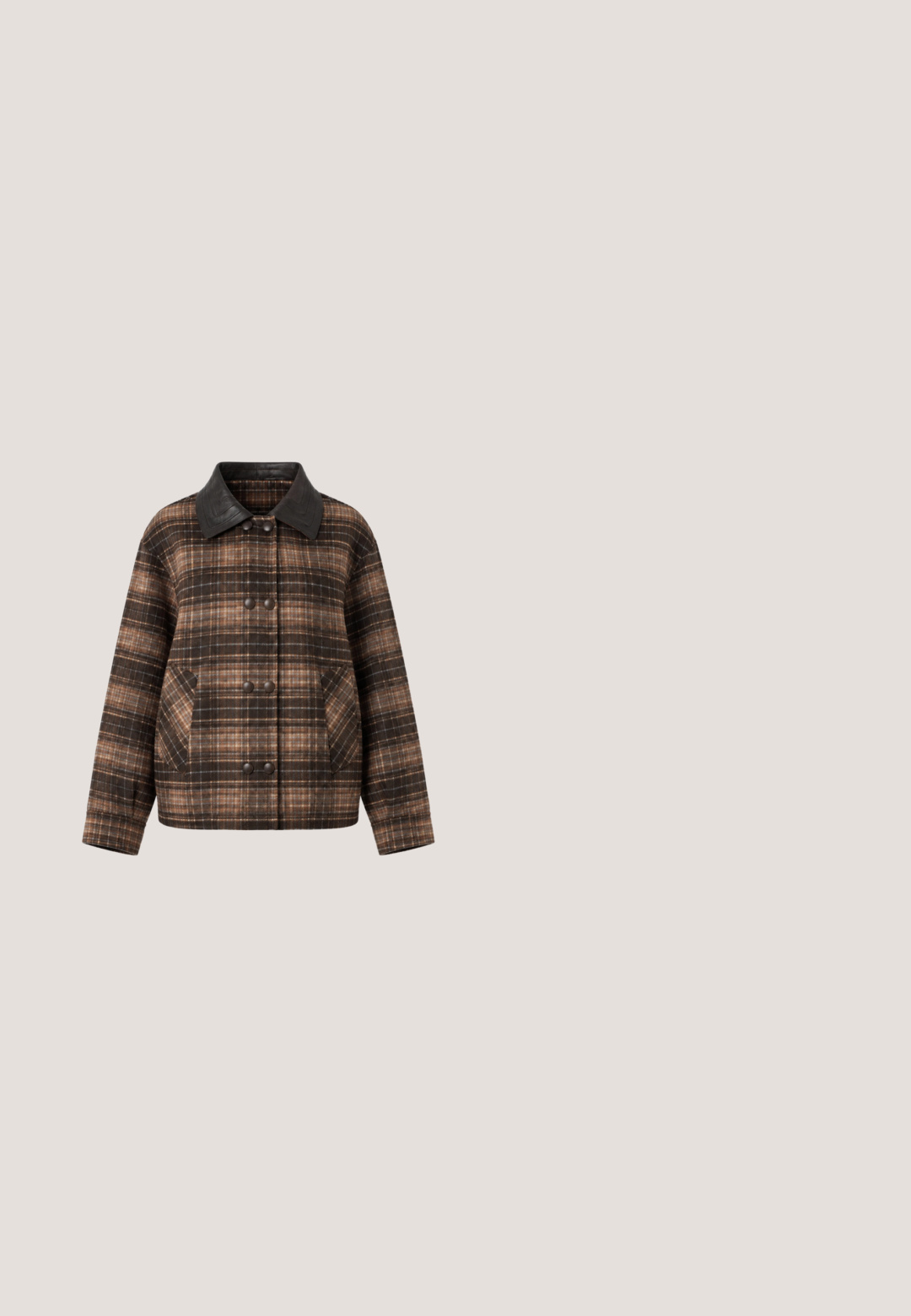 Veste à carreaux marron et beige avec grand col noir, boutons-pression à l'avant et deux poches en biais à l'avant.; Polo à manches courtes avec des rayures horizontales marron, blanches et bleues et un col blanc, avec quatre boutons sur le devant.; Pantalon marron à jambes larges et texture lisse. Dispose d'un devant plat, de passants pour ceinture et de poches latérales pour plus de fonctionnalité.; Mocassin en cuir marron foncé avec texture crocodile et semelle plate marron, montré de côté sur un fond uni clair.; Sac bandoulière en daim marron foncé avec boucle dorée et détails en anneaux, fermeture éclair incurvée sur le dessus et une seule bandoulière.; Deux boucles d’oreilles en or à la forme irrégulière et texturée, présentées sur un fond blanc.