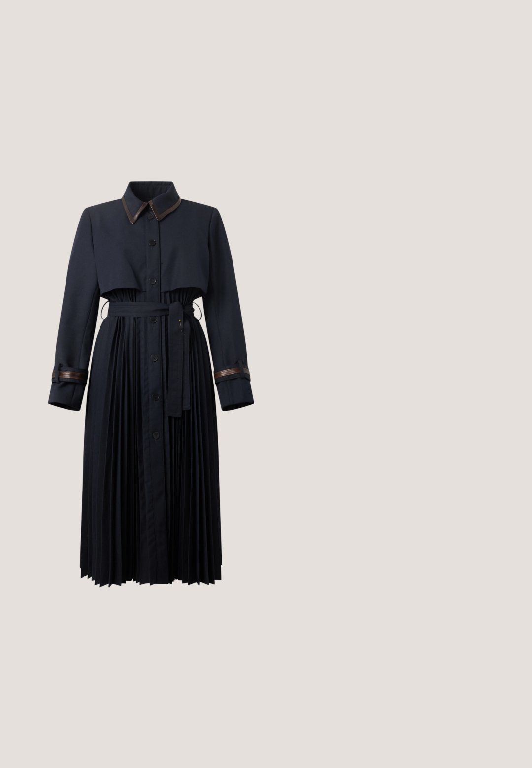 Robe midi bleu marine à manches longues avec jupe plissée, boutonnée sur le devant, ceinture à la taille et bordure marron foncé au col et aux poignets.; Haut en tricot crème sans manches avec encolure dégagée et ourlet légèrement évasé, avec une étiquette noire avec texte blanc à l'intérieur du col.; Pantalon évasé blanc en tissu tissé, avec une ceinture tressée, deux poches avant et une texture lisse. Fermé avec un bouton noir.; Escarpins à bride arrière beige à bout pointu, ornés d'une chaîne décorative dorée, d'un petit talon bloc et de découpes latérales. Texture en cuir lisse.; Sac à main en cuir jaune en forme de croissant avec une poignée courte et un curseur de fermeture éclair doré, présenté sur fond blanc uni.; Boucles d'oreilles dorées au design de feuille torsadée, ornées de petits pierres scintillantes, et maintenues par un fermoir à tige.