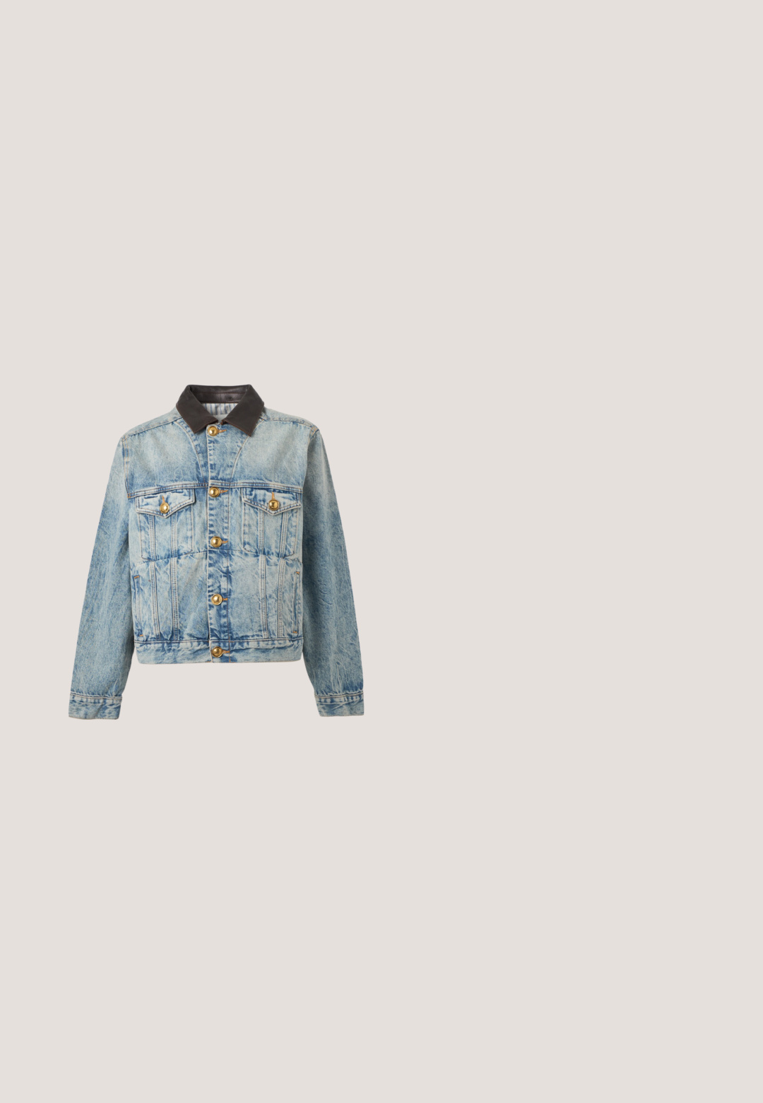 Lyseblå denimjakke med guldfarvede knapper, to brystlommer med klap, lodrette sømdetaljer og en kontrasterende mørkebrun krave.; Lyseblåt ribstrikket tanktop med hvid kant rundt i halsudskæringen og ærmerne, med et lille "Stine Goya" logo på brystet.; Denim nederdel med en blå krop, hvid perforeret talje og snoretræk. Har forlommer og en lige pasform med rå kant.; Denimspids tå-pumpe med en sølvfarvet metaltåhætte og en stilethæl. Har en glat overflade og en buet silhuet.; Vanessa Bruno MOON - Håndtasker - indigo; Hvalformet broche prydet med blå og klare rhinsten, med sort øje og lyseblåt mavedetalje på en sølvbase.