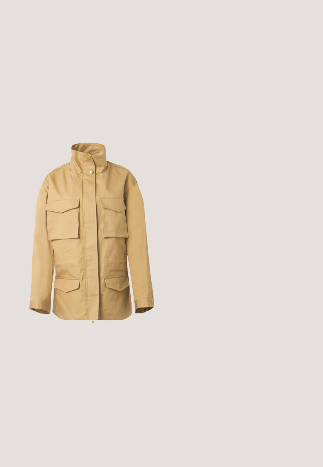 Veste légère beige avec col montant, fermeture éclair sur le devant avec boutons-pression et quatre poches à rabat devant.; Pull à manches longues blanc avec un design d'écharpe rayée rouge et blanche drapé autour du col et noué à l'avant.; T-shirt blanc avec un graphisme noir représentant un chat duveteux portant des lunettes rondes et un nœud papillon, avec le texte "MOSCHINO JEANS" en-dessous.; Shorts en denim bleu clair avec une ceinture élastique et un cordon blanc à nouer, passants de ceinture à l'avant et un ourlet simple.; Ballerine plate en cuir noir avec des clous ronds en argent disposés le long du côté et un accent décoratif sur l\'orteil. Talon plat, design à bout arrondi.; Petit sac à main noir Love Moschino avec deux poignées, texte blanc "Love Moschino Made with love," et une bandoulière réglable.