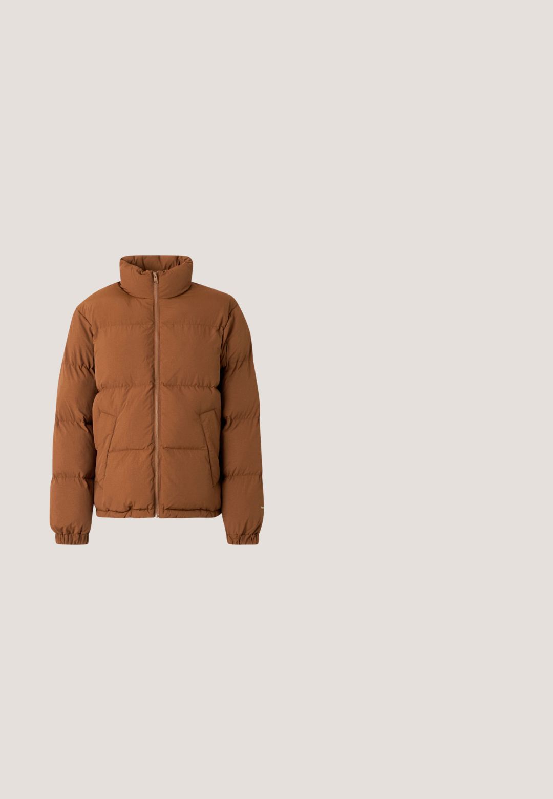 Veste matelassée marron avec un col haut, fermeture éclair sur toute la longueur, poignets côtelés et deux poches latérales. Elle présente un design matelassé pour plus de chaleur.; Pull en maille à manches longues avec motifs patchwork orange et gris foncé, col, poignets et ourlet côtelés.; Polo shirt crème court en tissu texturé, avec un col classique et une patte de boutonnage à trois boutons. Comprend des manches courtes et des poignets côtelés.; Pantalons en velours côtelé marron avec une coupe évasée, dotés de plis à l'avant et de ourlets retroussés. Le tissu a un aspect texturé et côtelé.; Bottine en suede marron avec un bout rond, semelle en caoutchouc foncé contrastante, œillets en métal et un patch logo sur le côté.; Sac bandoulière en cuir marron clair avec sangle réglable et fermeture éclair, présenté sur un fond clair uni.