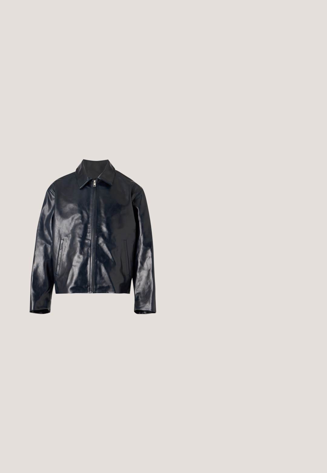 Veste en cuir noire brillante avec fermeture éclair frontale, col et deux poches latérales verticales, présentée à plat sur un fond clair.; Polo noir à manches courtes avec des rayures blanches horizontales, trois boutons noirs et un col pointu.; Pantalon noir à jambe droite, confectionné en tissu tissé, avec devant plat, passants pour ceinture et deux poches latérales.; Chaussure noire en cuir à enfiler avec un bout rond, un petit talon et des détails en tissage sur le dessus. Elle présente un style minimaliste et une texture lisse.; Mallette rectangulaire en cuir noir avec doubles poignées, poche zippée avant et bandoulière amovible sur un fond clair uni.; Ceinture en daim noir avec boucle rectangulaire argentée et un petit logo métallique triangulaire près de la boucle, roulée sur un fond blanc.