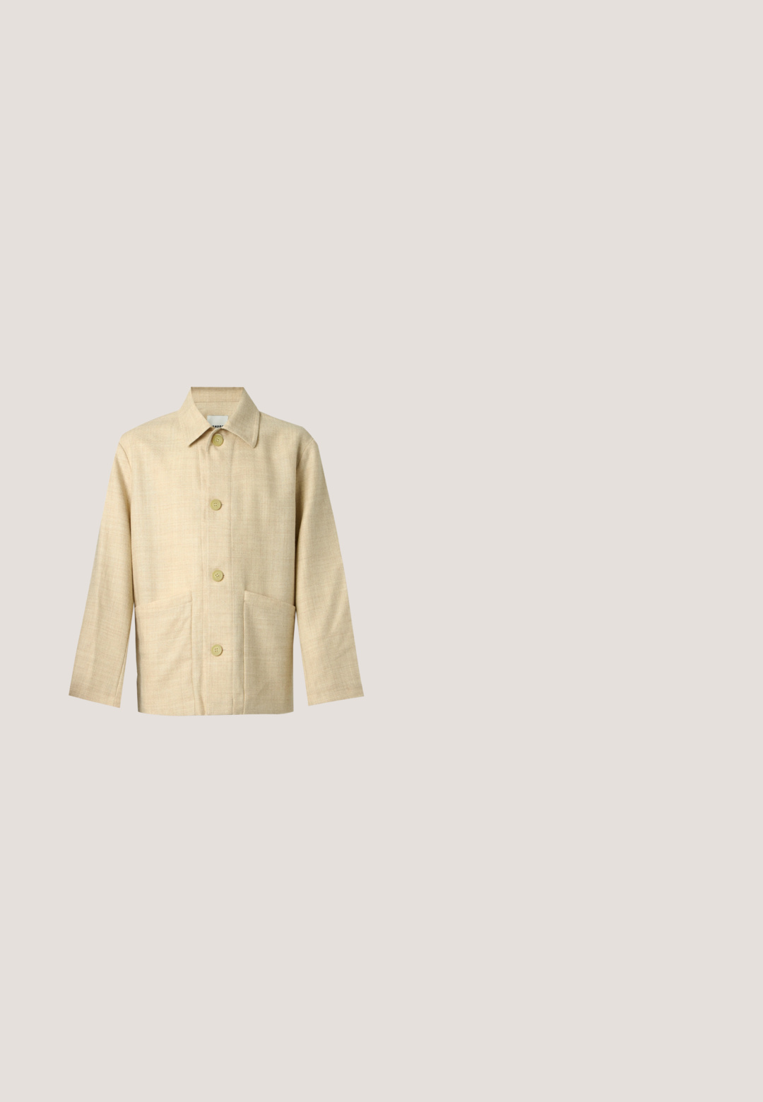Beige lange mouwen button-up jas met kraag en twee voorzakken, gemaakt van gestructureerde stof.; Witte katoenen t-shirt met korte mouwen en een ronde hals. Eenvoudig ontwerp zonder patronen of accenten. Glad textuur.; Rechte khakibroek met riemlussen en voorzakken plat gelegd op een lichte achtergrond.; Beige leren sneakers met een gladde afwerking, ronde neus, platte zool en klassiek vetersluiting ontwerp. Subtiele stiksels en een gestructureerde buitenzool.; Lichtbruine leren crossbodytas met verstelbare band en ritssluiting, getoond tegen een effen lichte achtergrond.; Bruine leren riem met gouden rechthoekige gesp, opgerold op een effen witte achtergrond.
